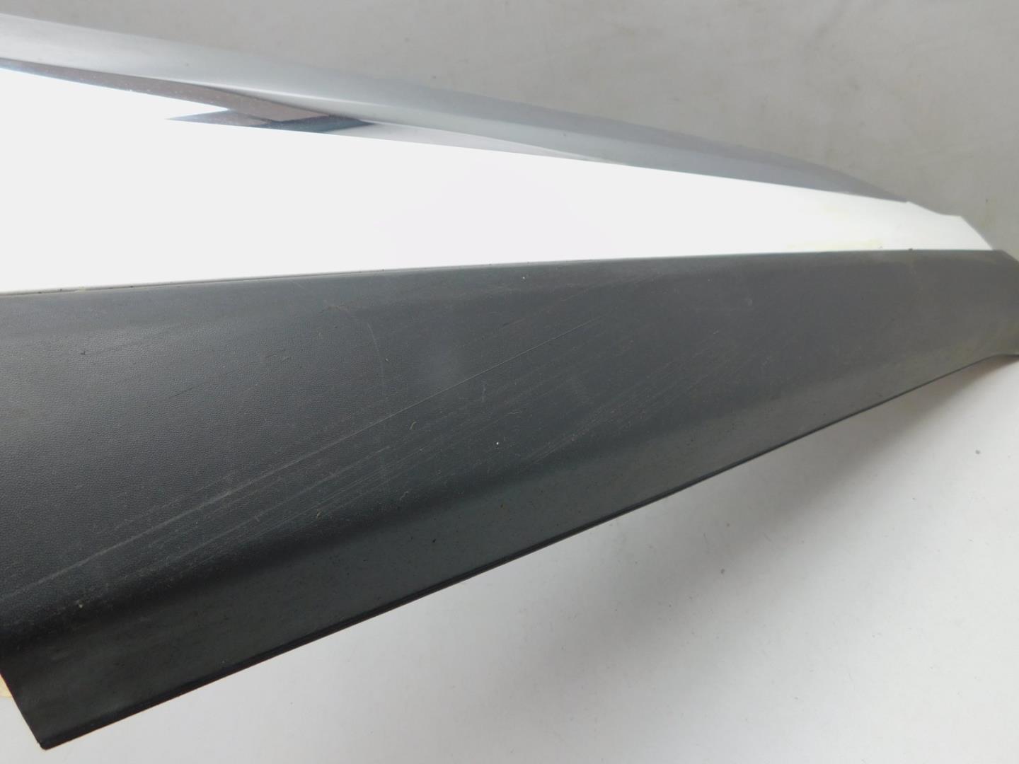 Накладка двери передней правой