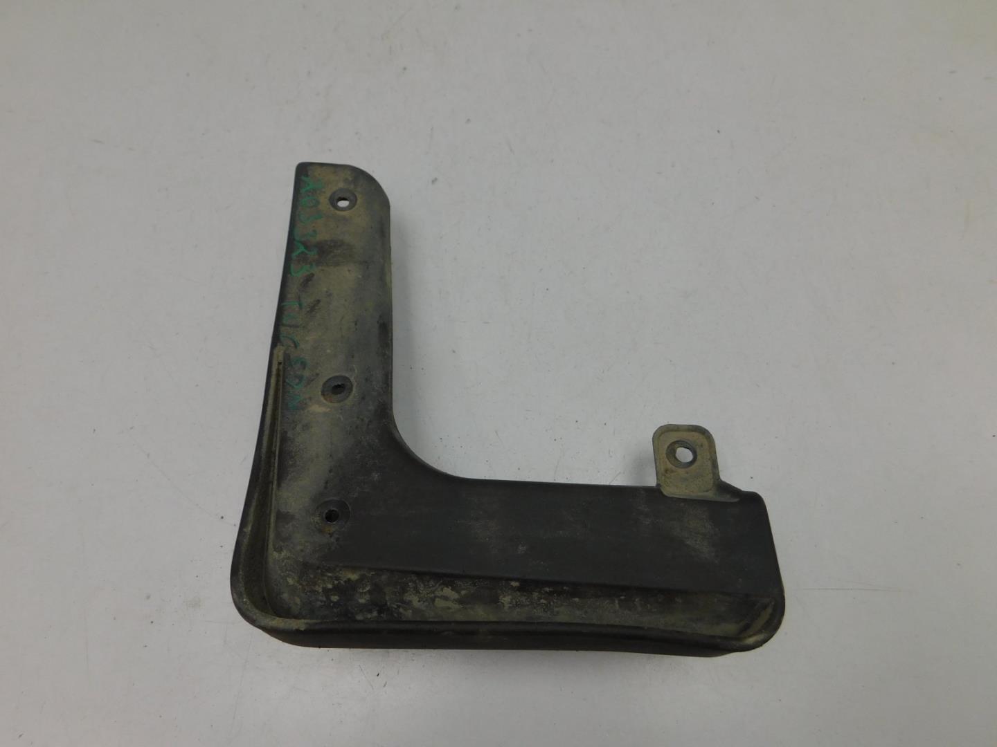 Брызговик передний правый