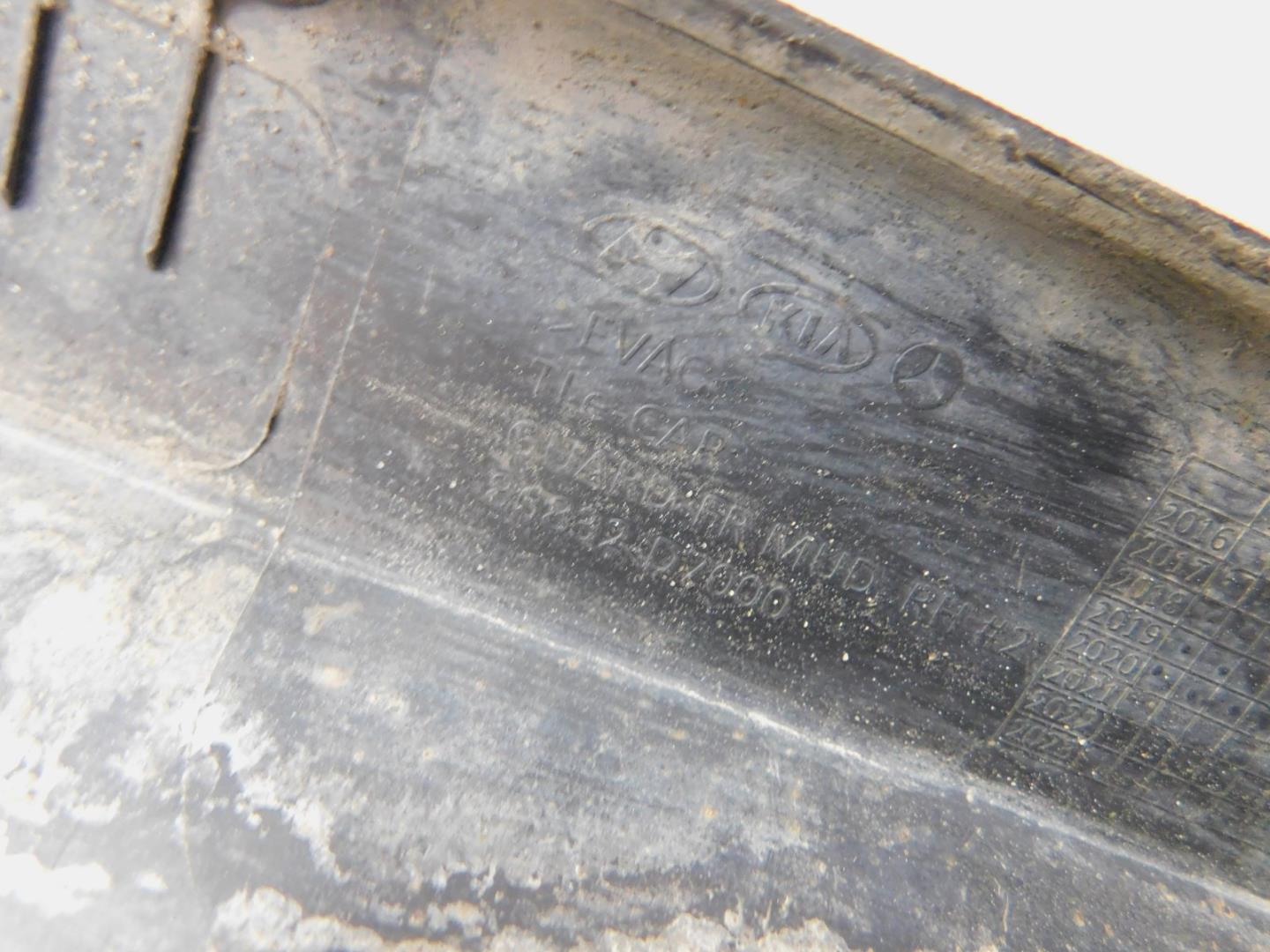 Брызговик передний правый