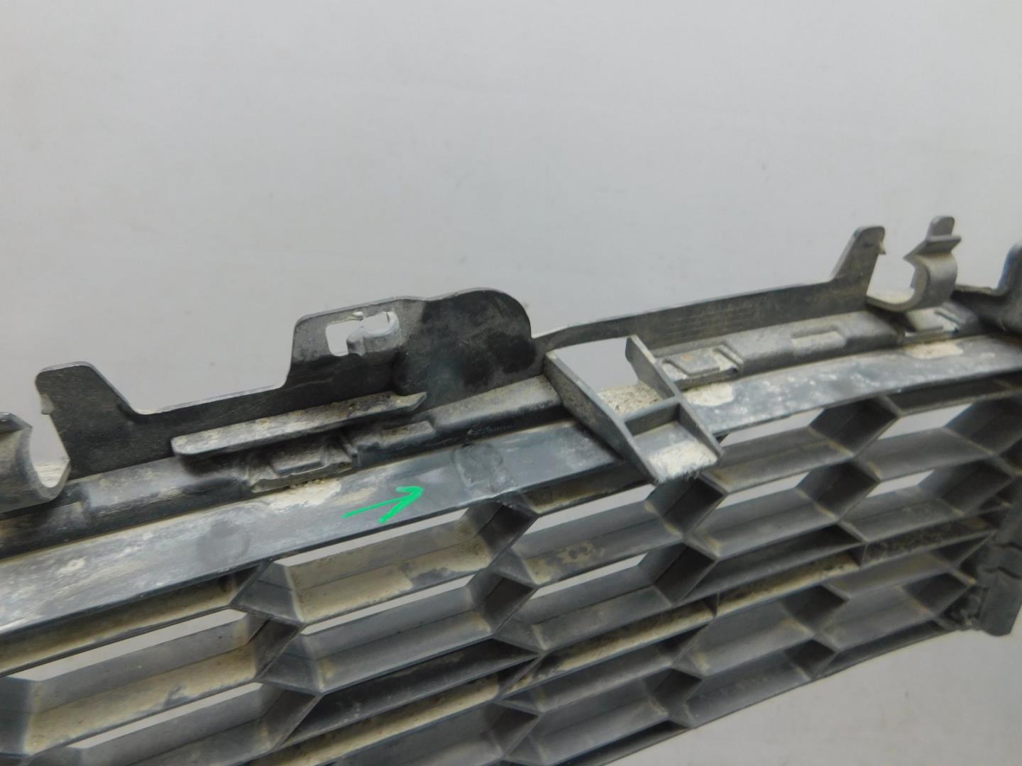 Решетка в бампер центральная