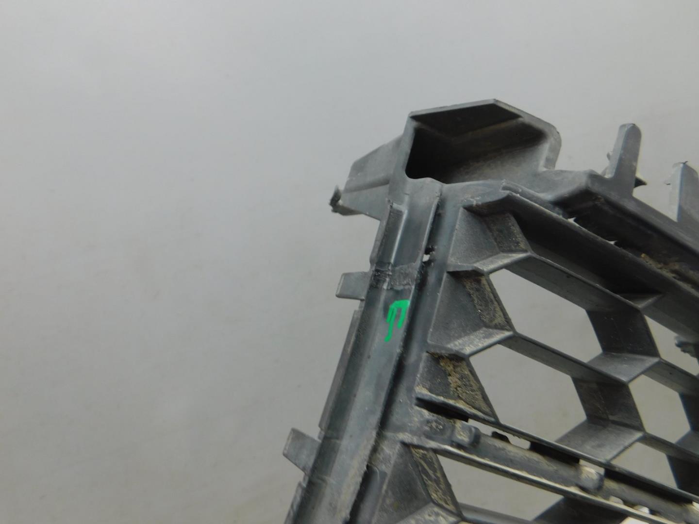 Решетка в бампер центральная