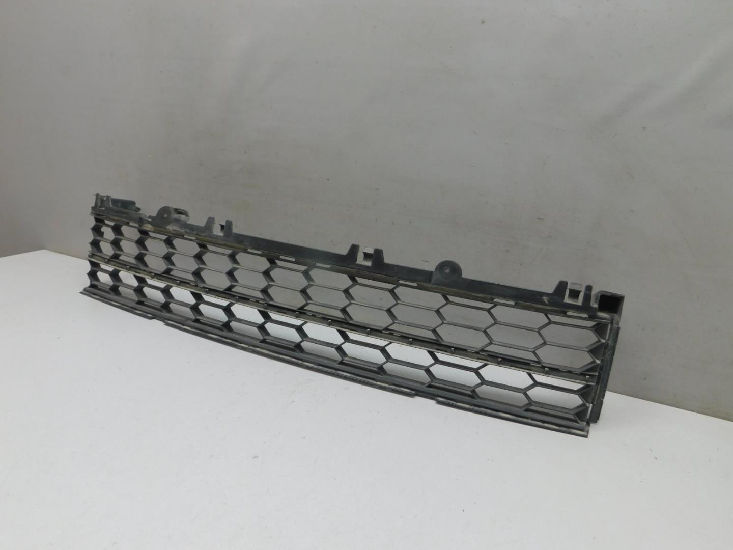 Решетка в бампер центральная