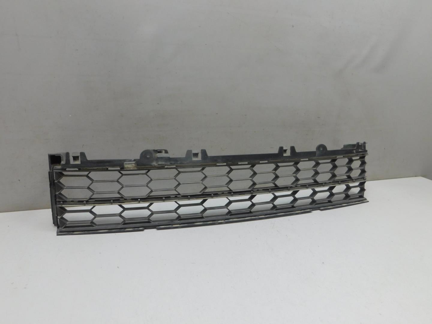 Решетка в бампер центральная