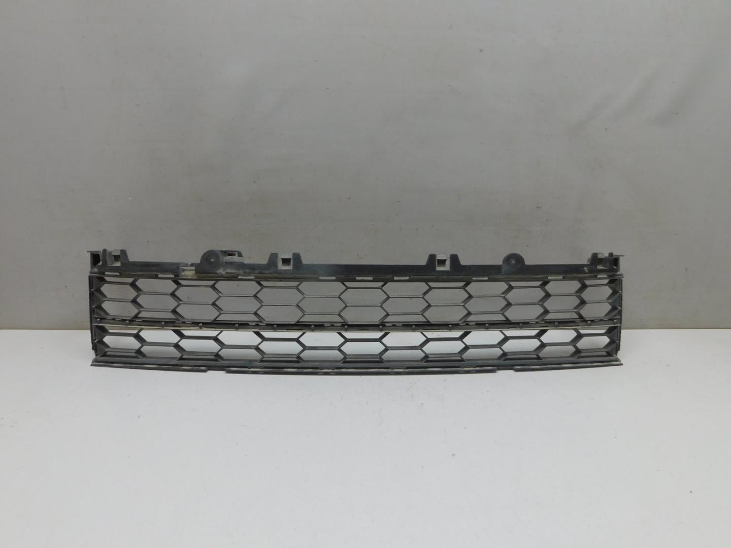 Решетка в бампер центральная