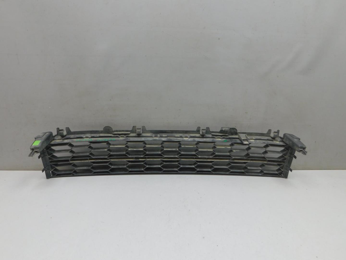 Решетка в бампер центральная