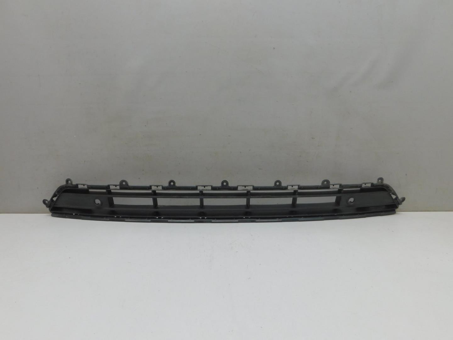 Решетка в бампер центральная