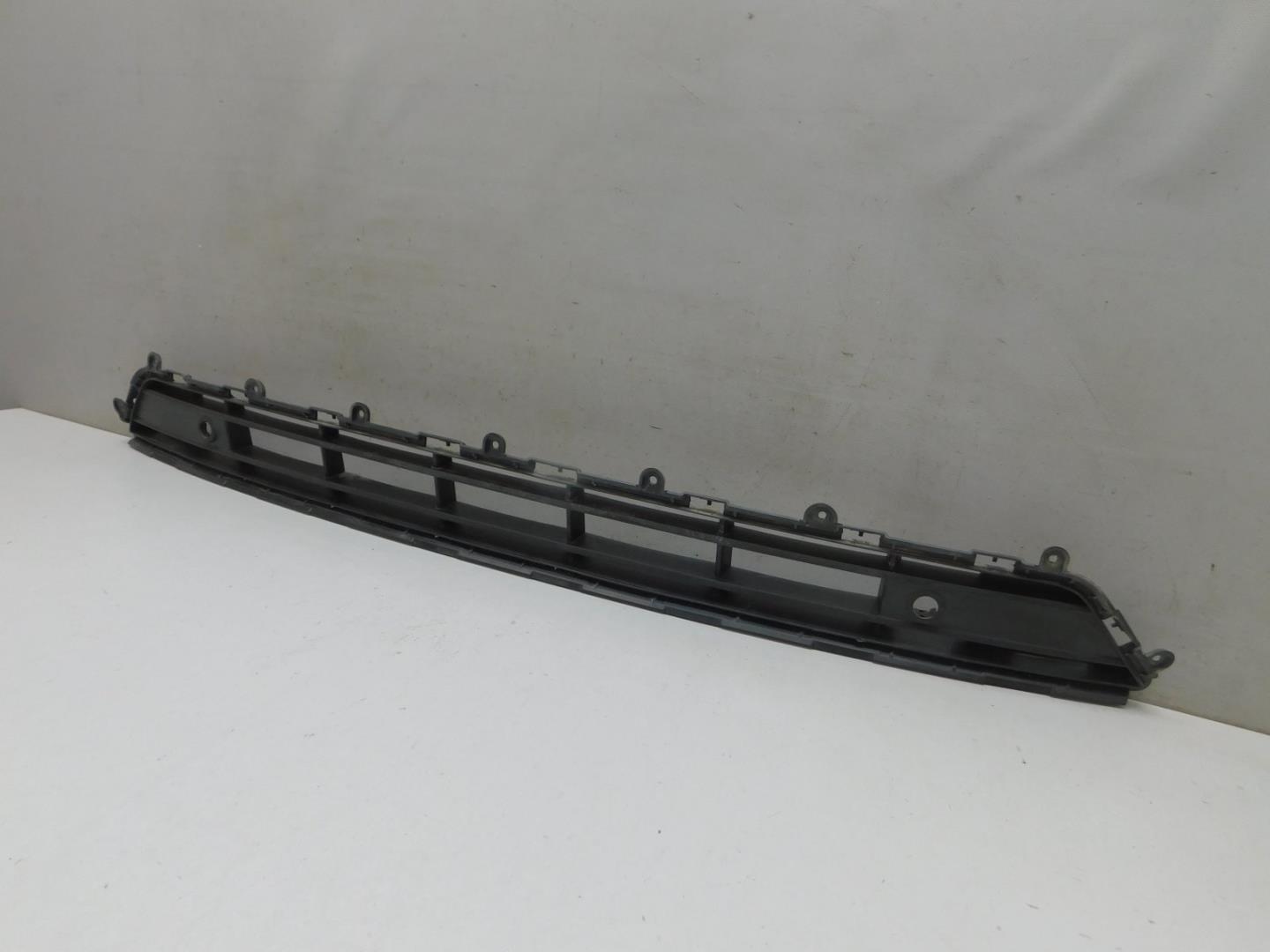 Решетка в бампер центральная