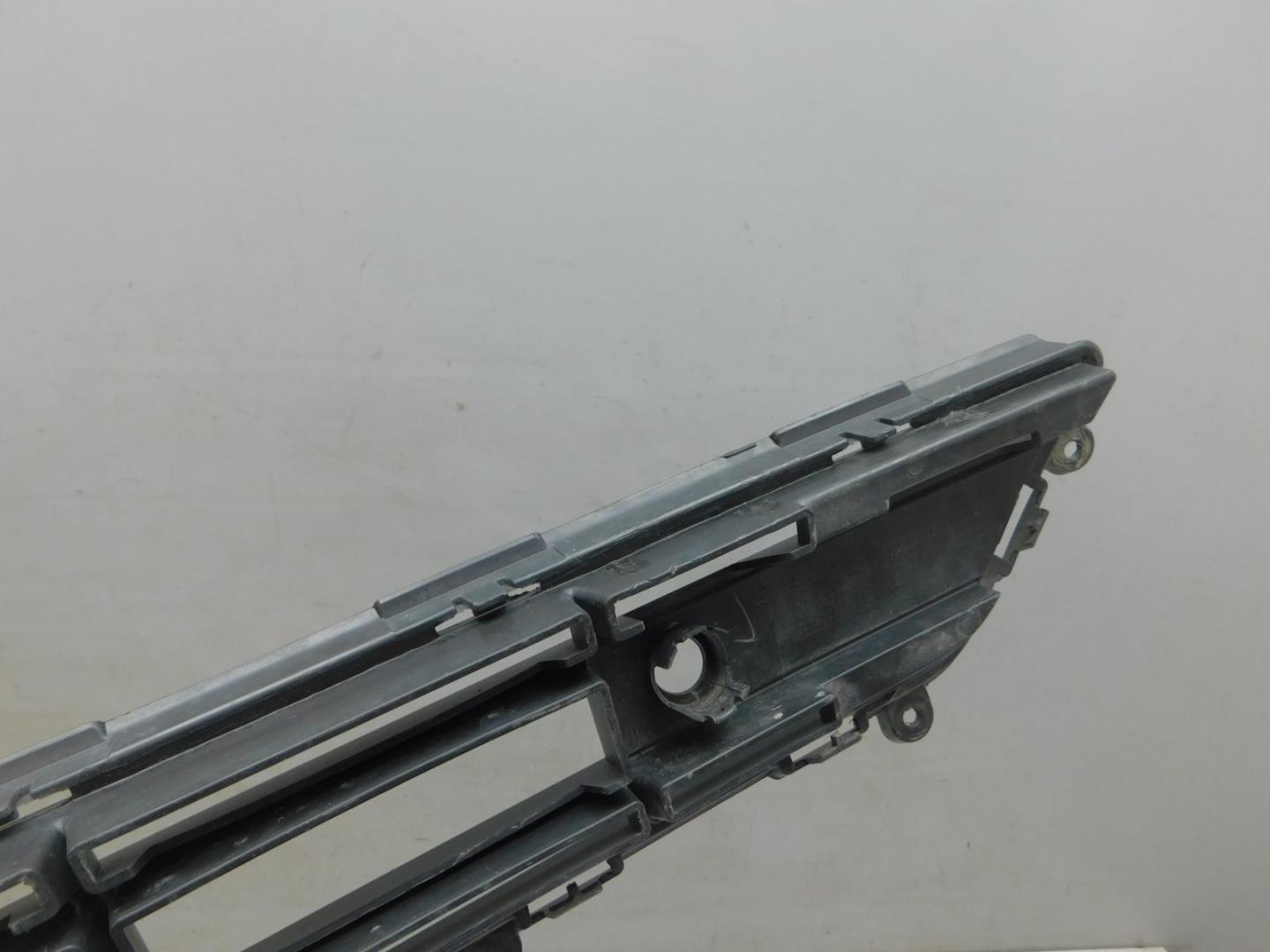 Решетка в бампер центральная