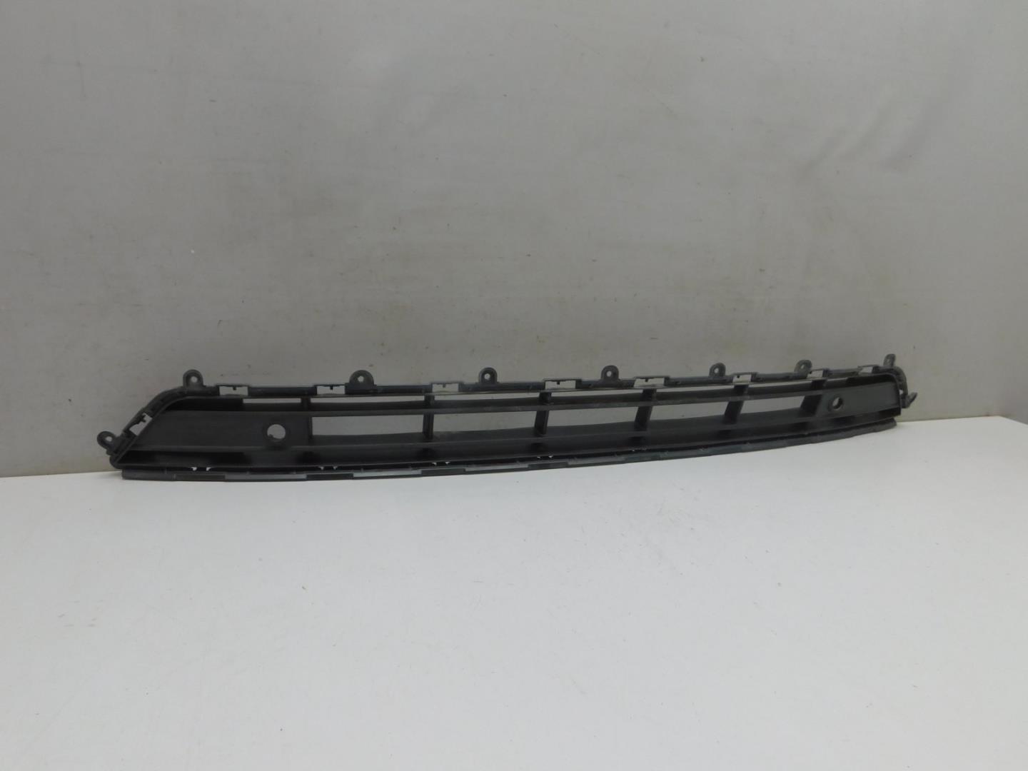 Решетка в бампер центральная