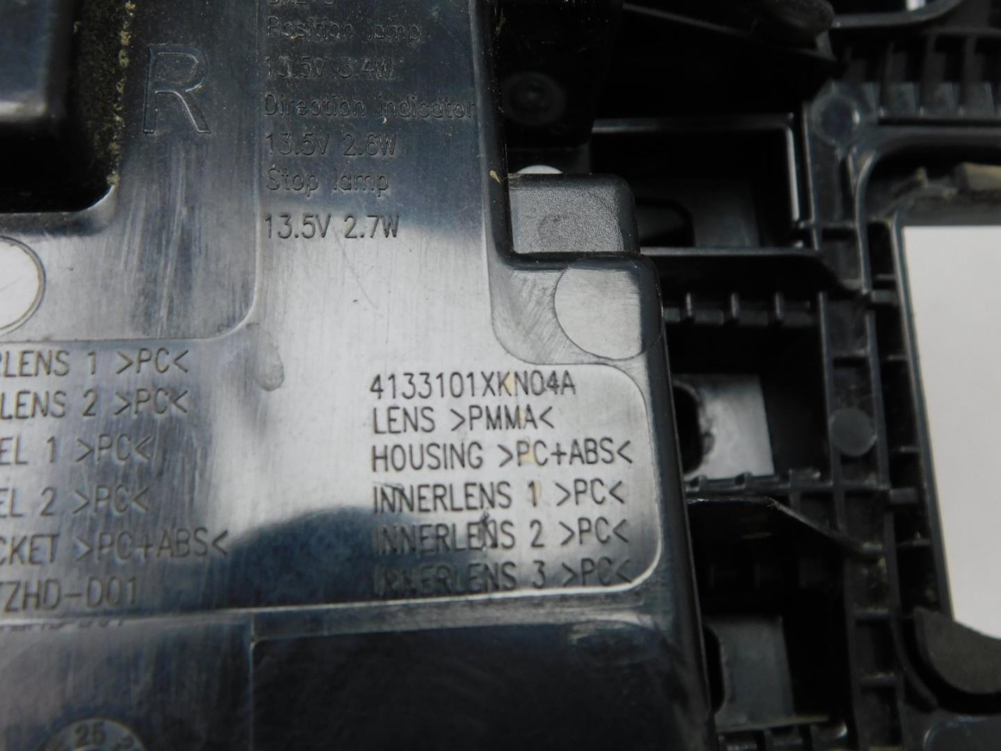 Фонарь задний наружный правый