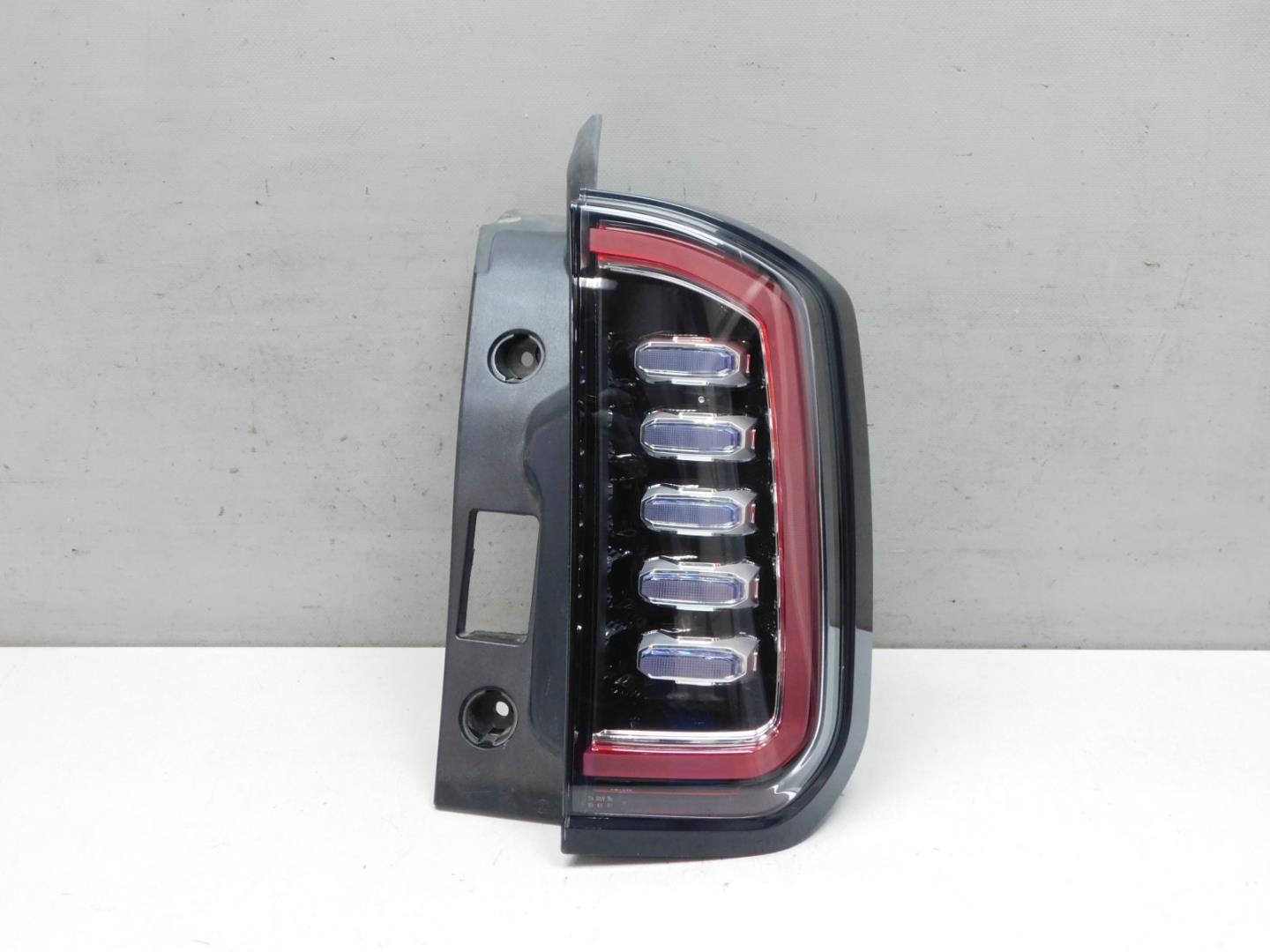 Фонарь задний наружный правый