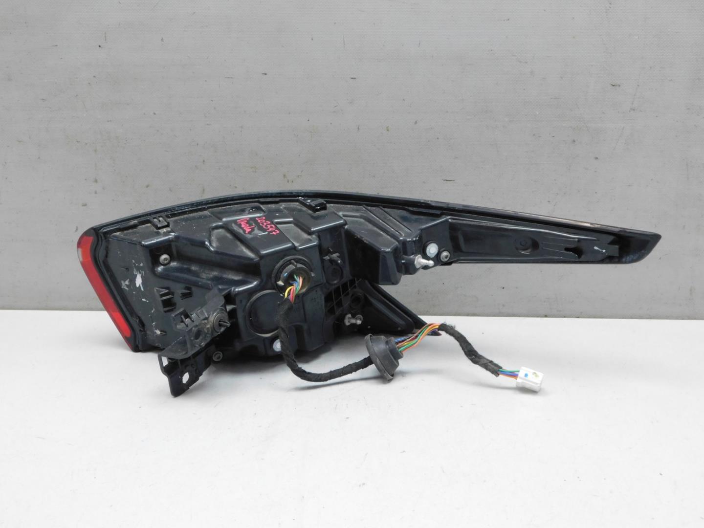 Фонарь задний наружный левый