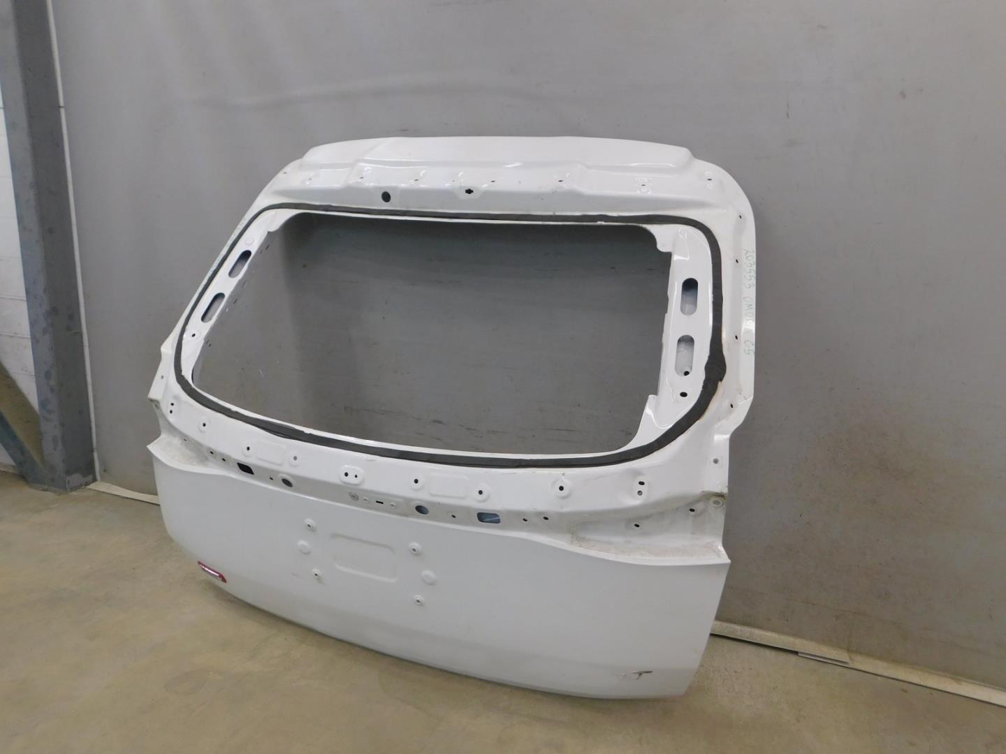 Дверь багажника