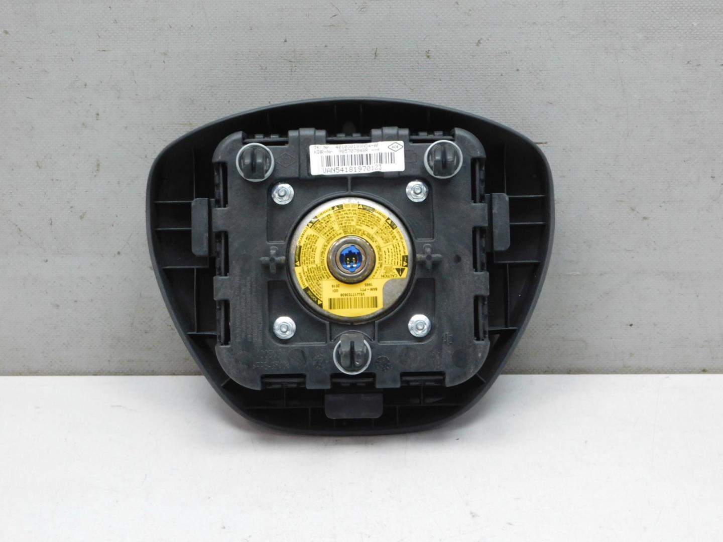 Подушка безопасности в рулевое колесо