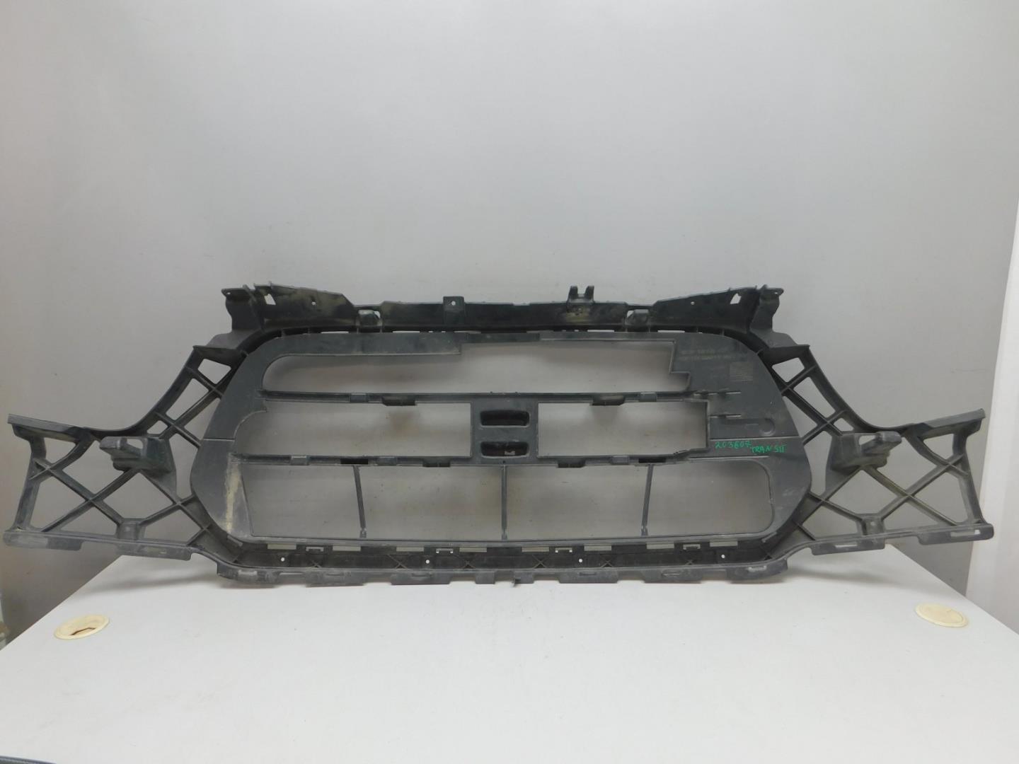 Кронштейн решетки радиатора