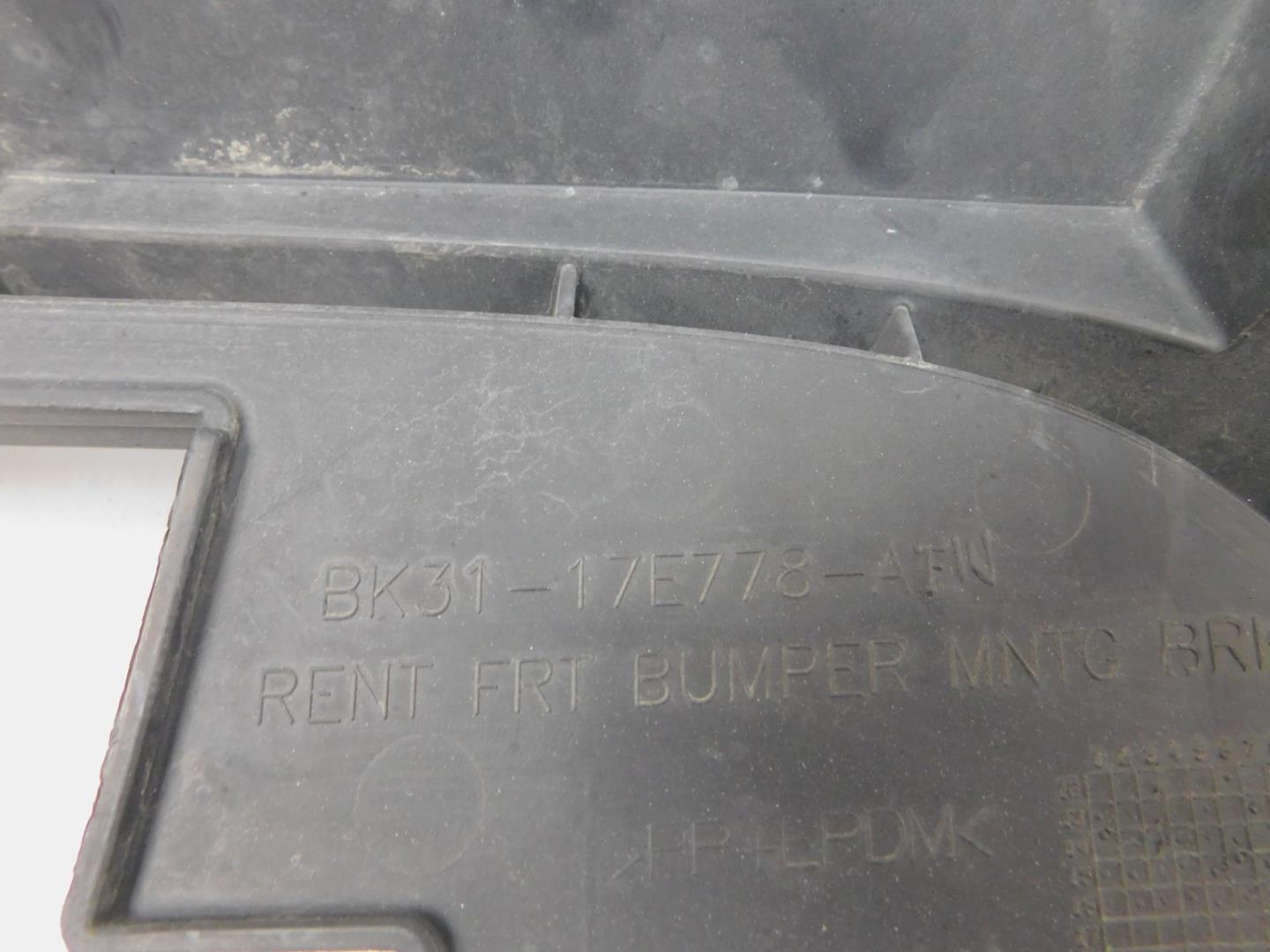 Кронштейн решетки радиатора