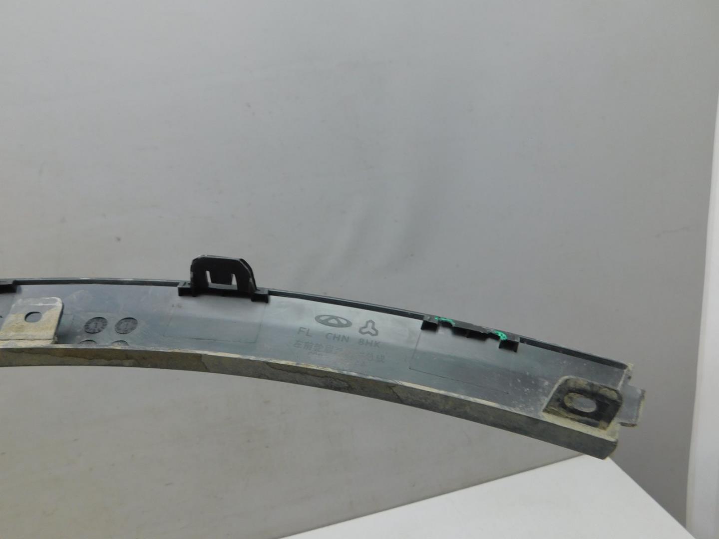 Накладка переднего крыла левого