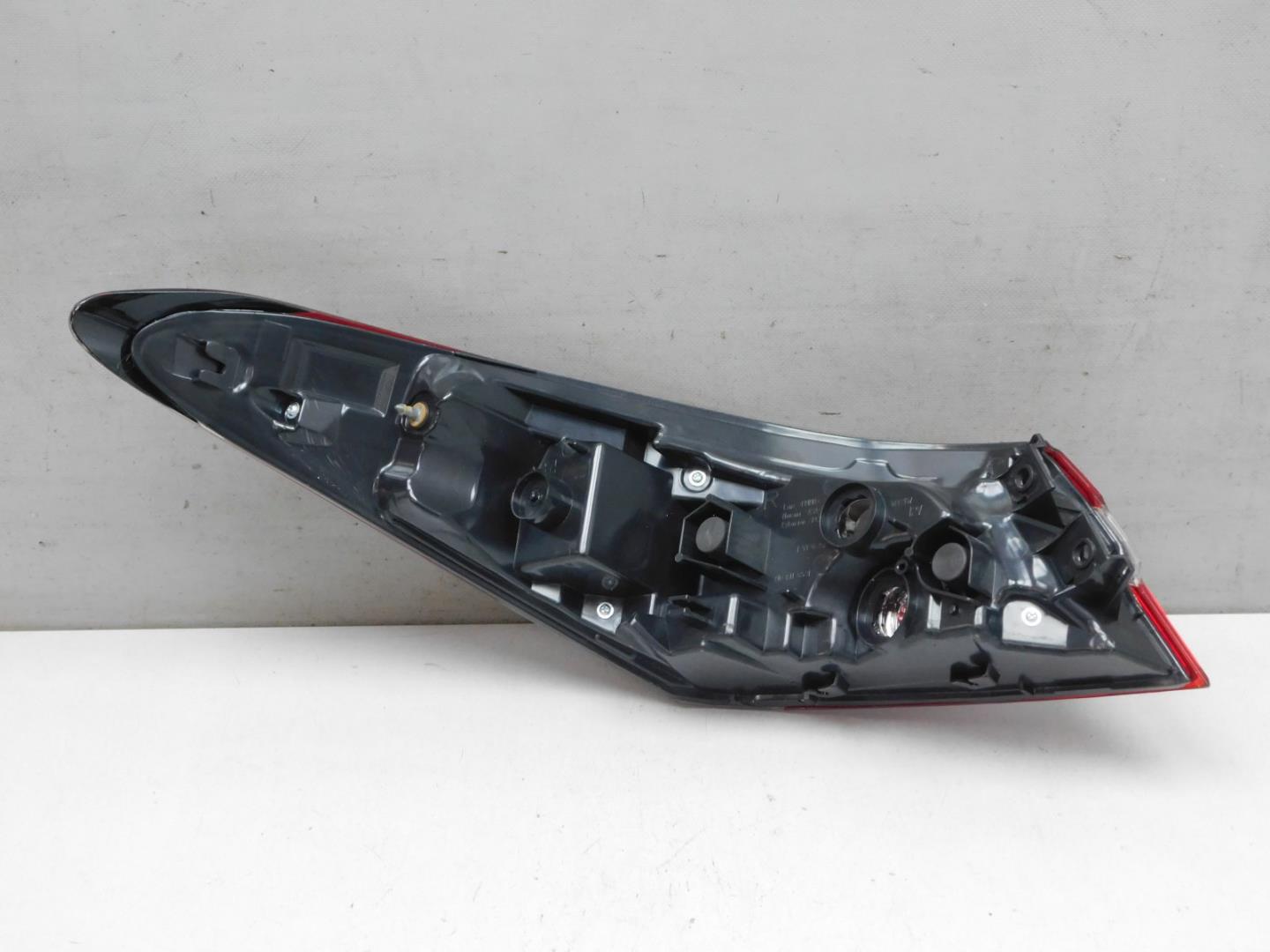 Фонарь задний наружный правый