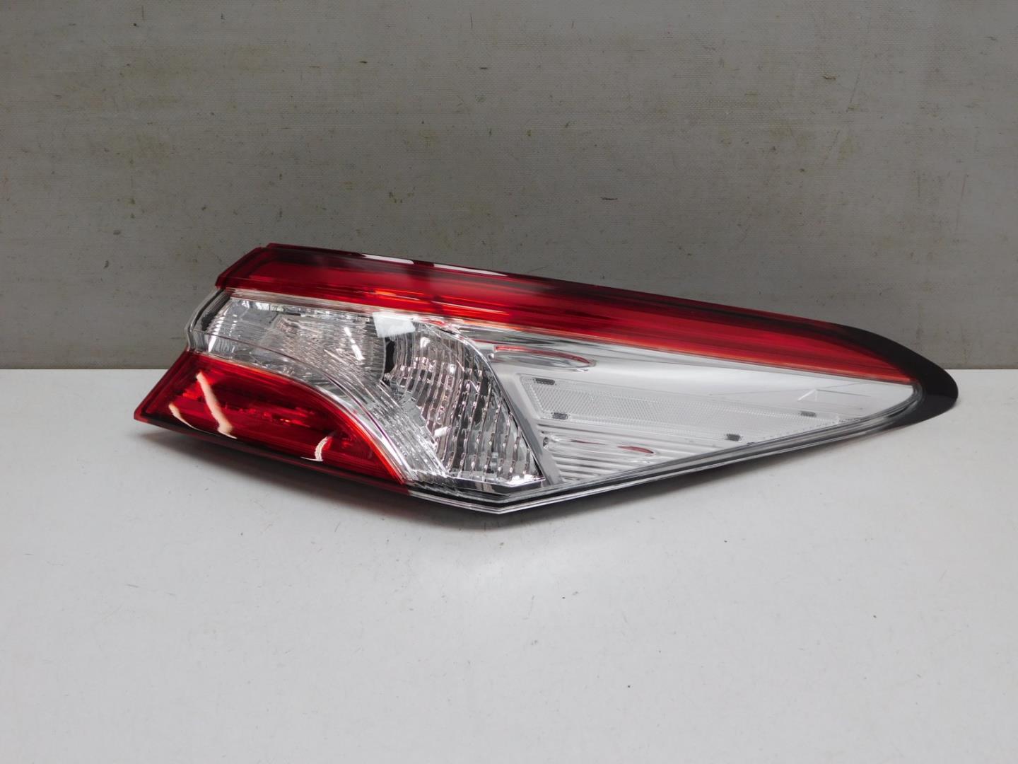 Фонарь задний наружный правый