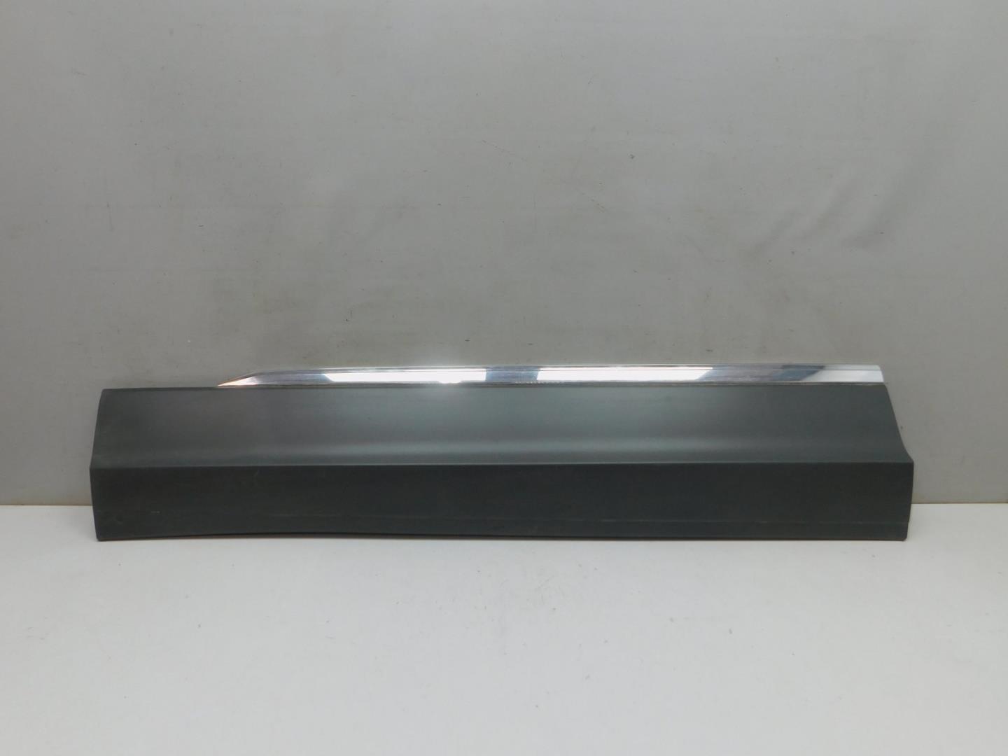 Накладка двери передней левой