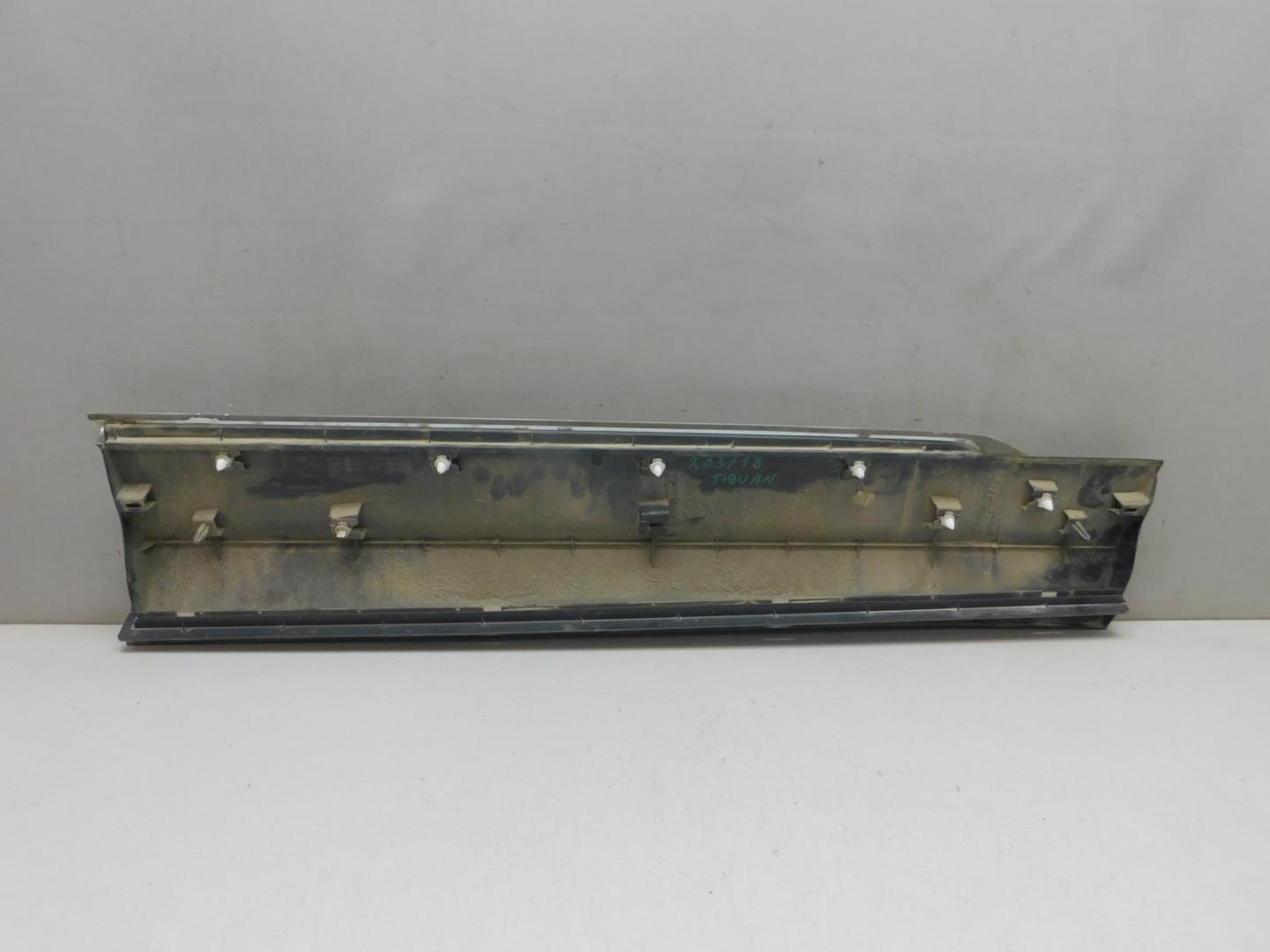 Накладка двери передней левой