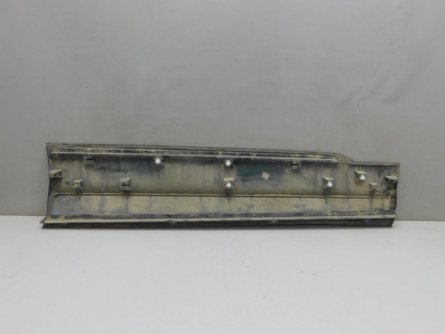 Накладка двери передней левой