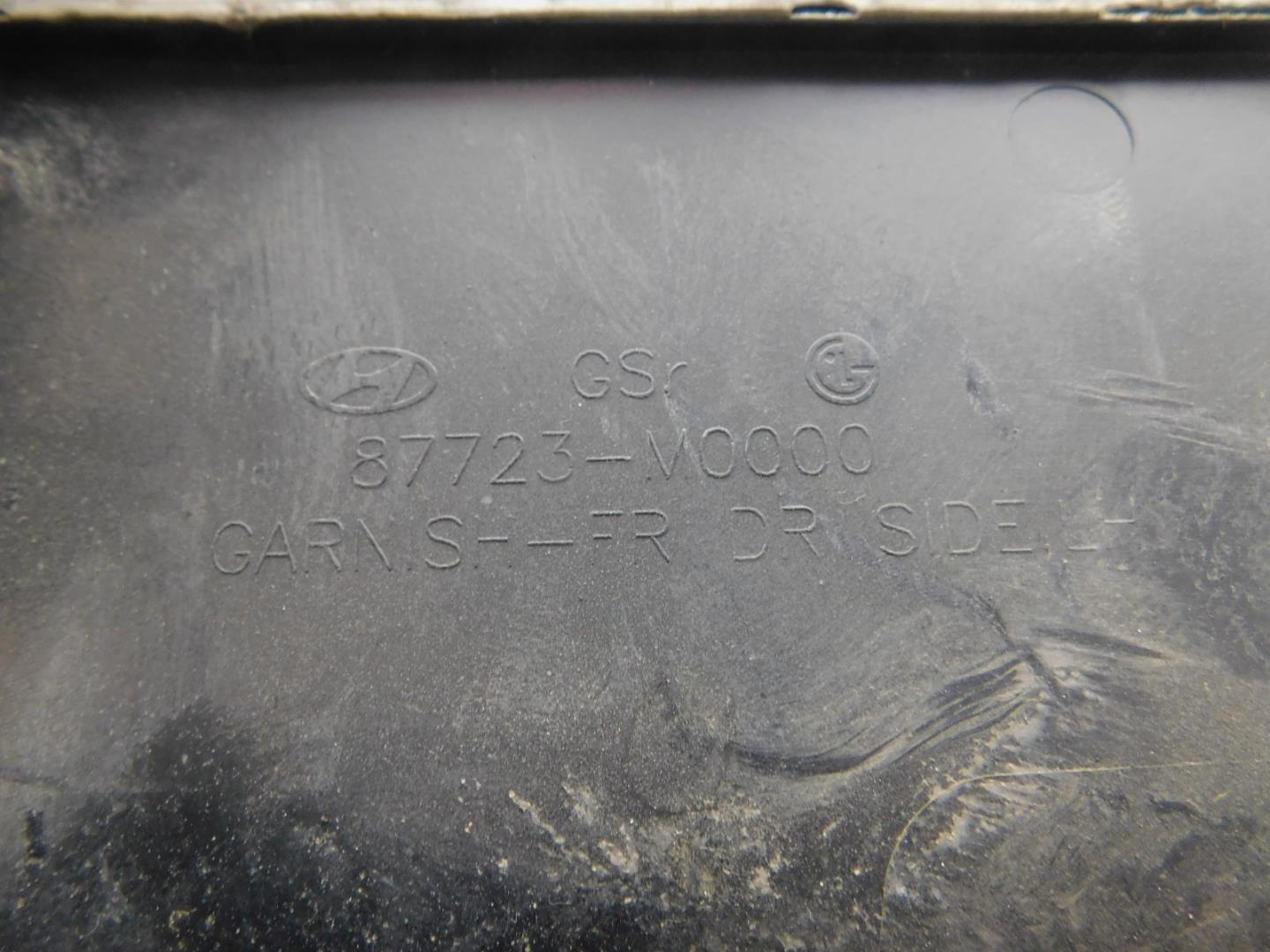 Накладка двери передней левой