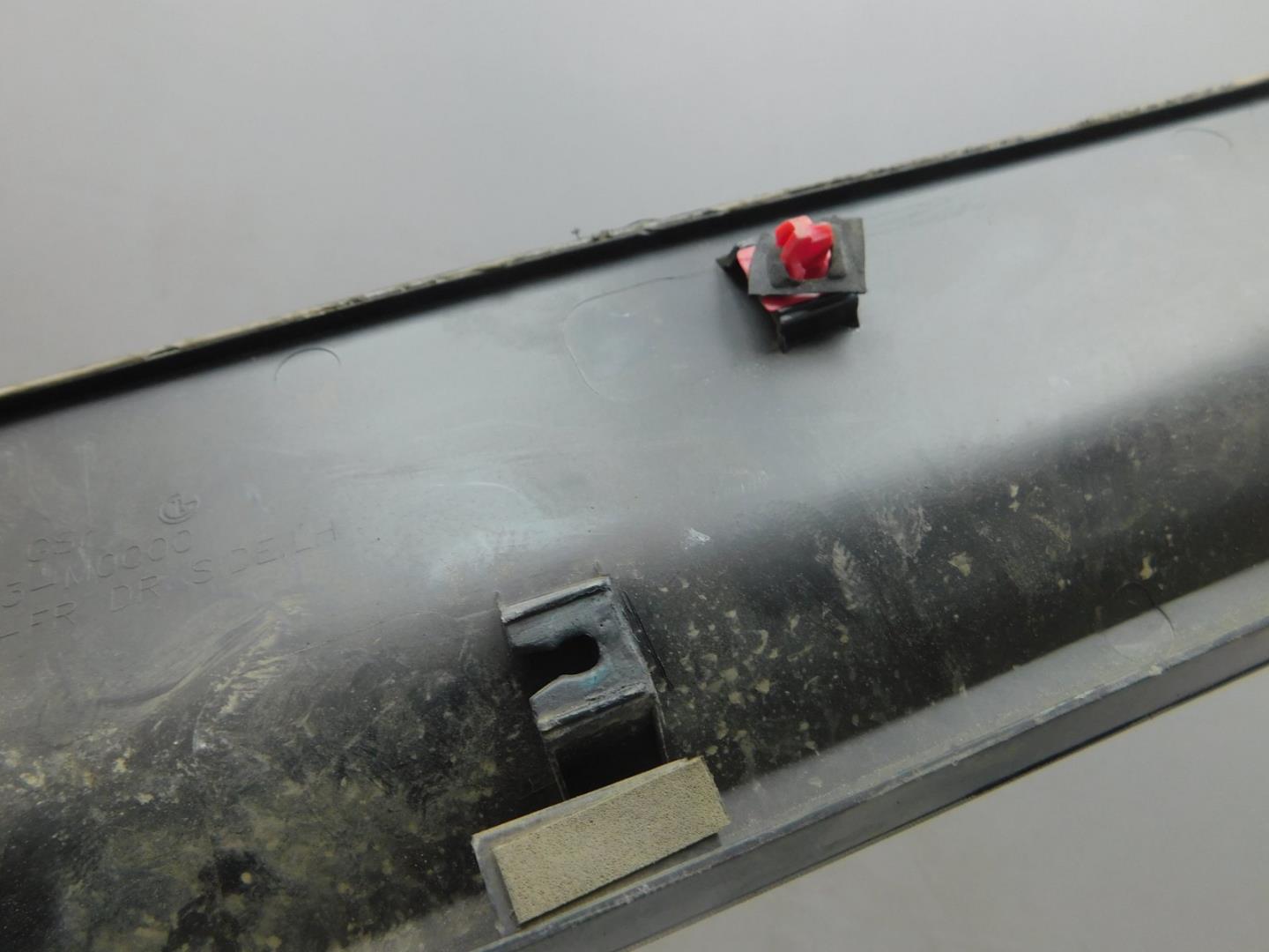 Накладка двери передней левой