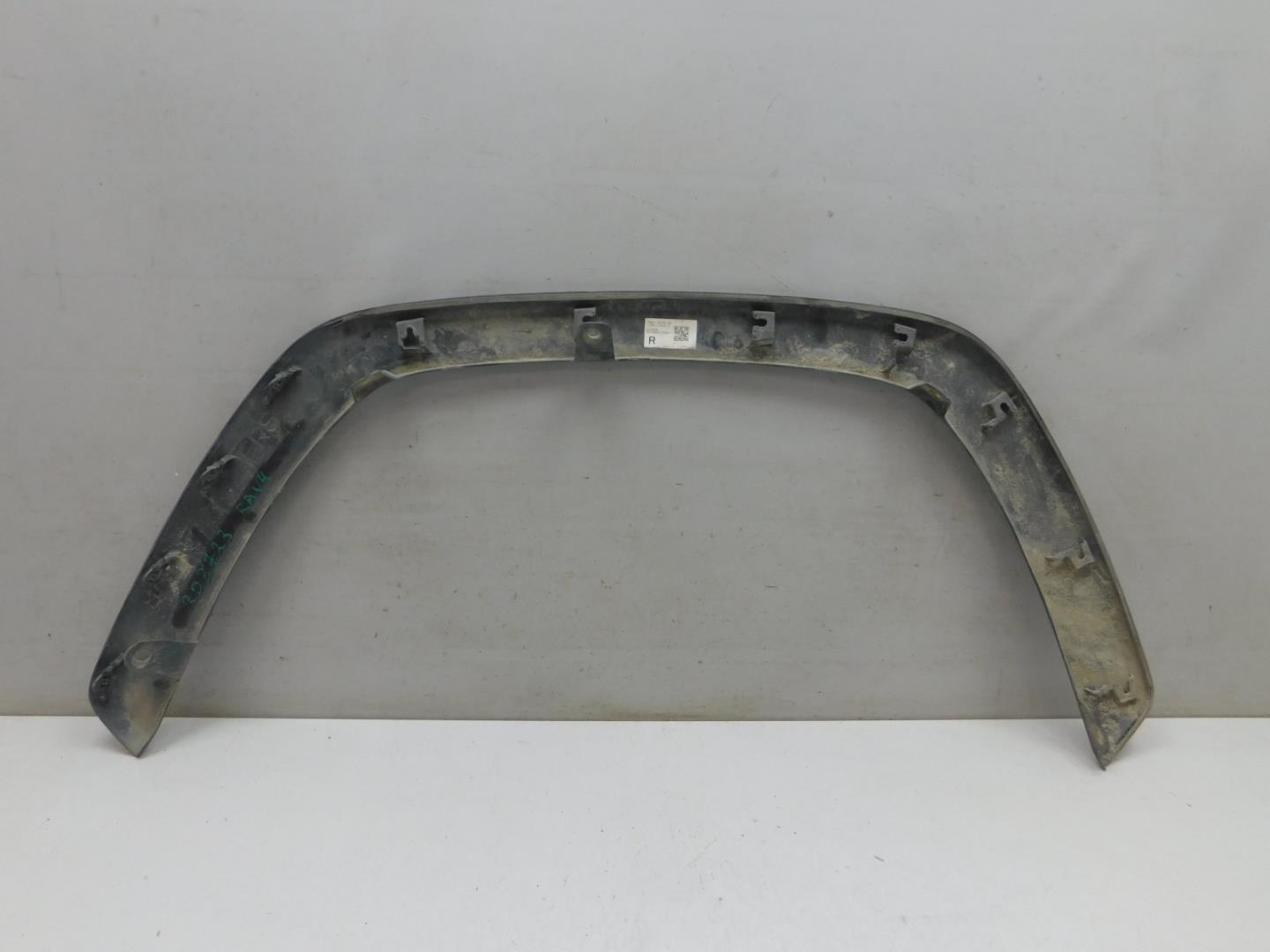 Накладка переднего крыла правого
