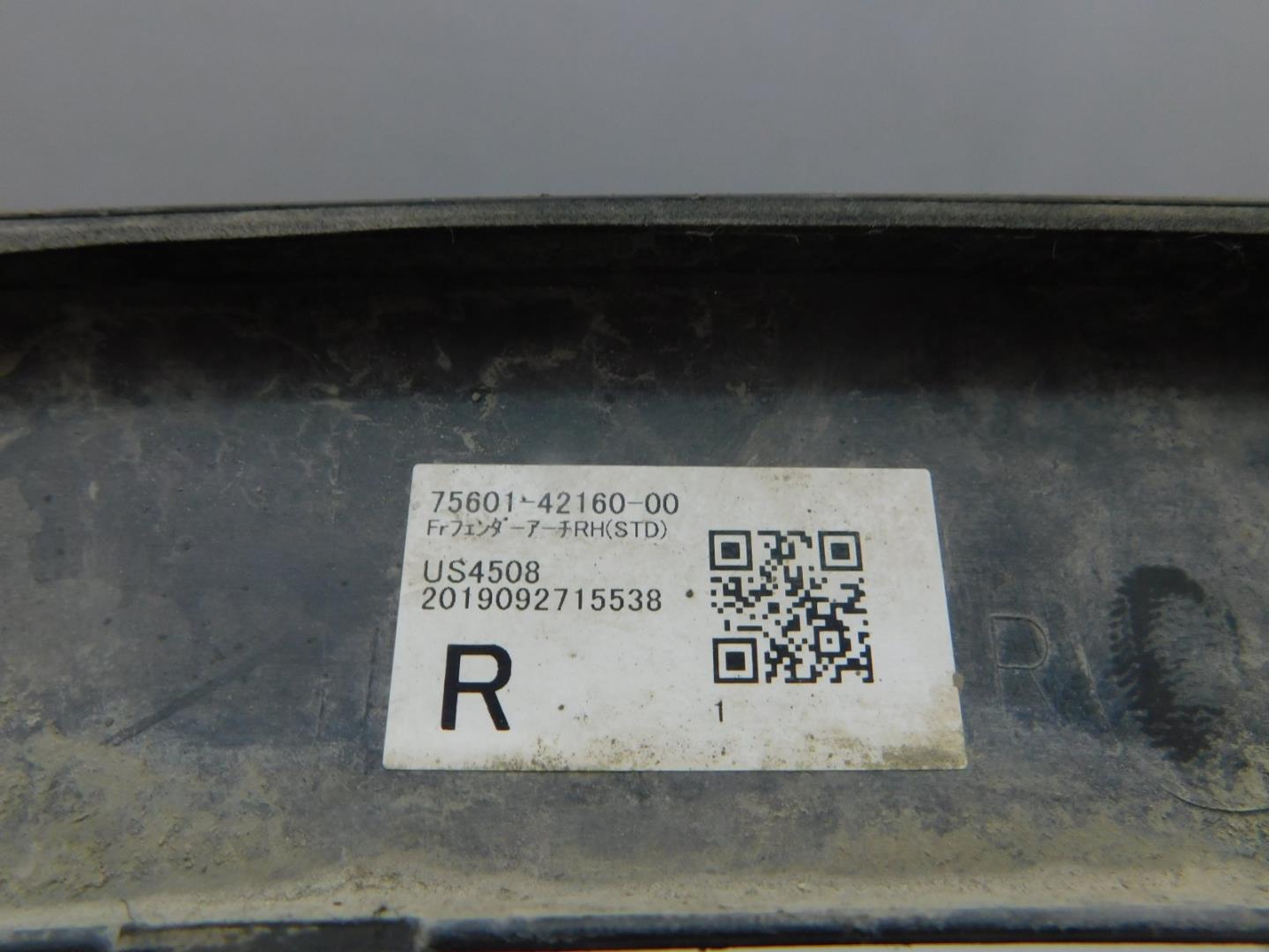 Накладка переднего крыла правого