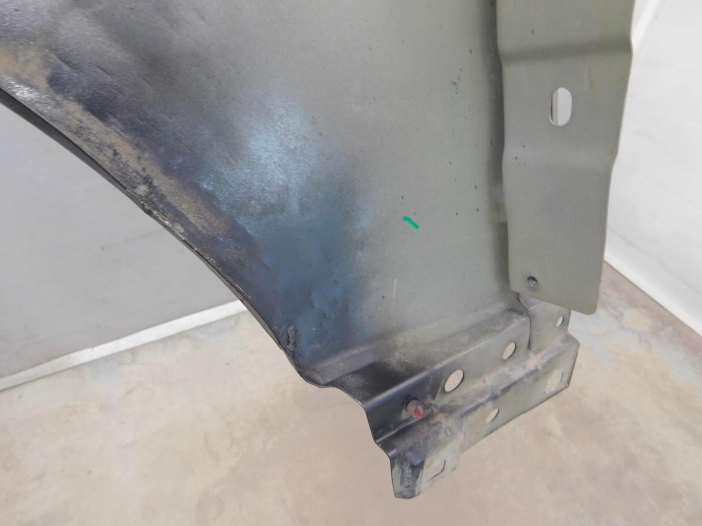 Крыло переднее правое