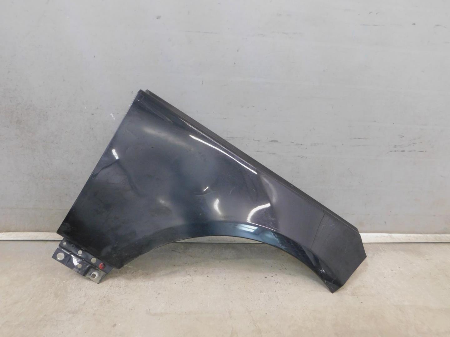 Крыло переднее правое