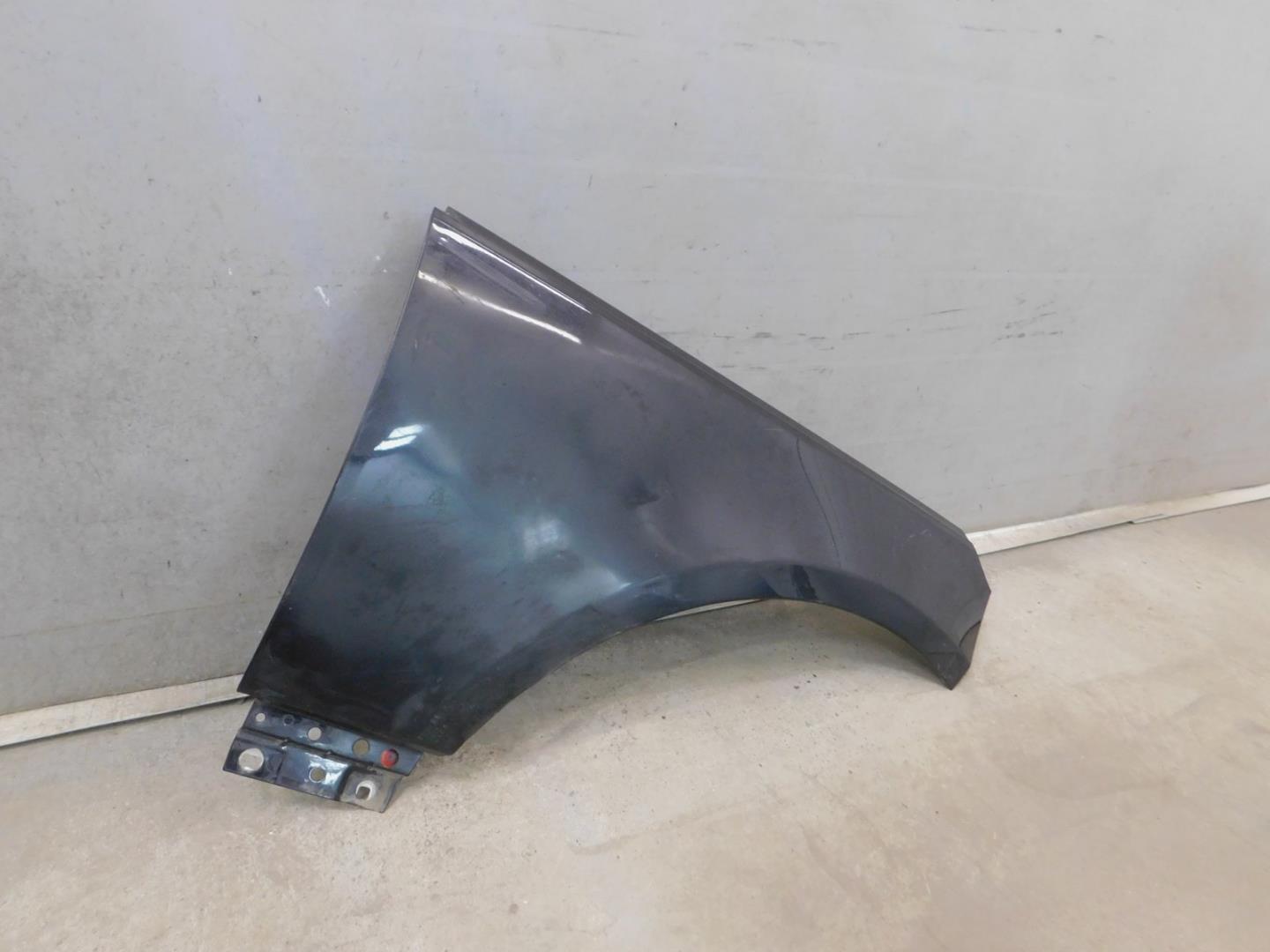 Крыло переднее правое