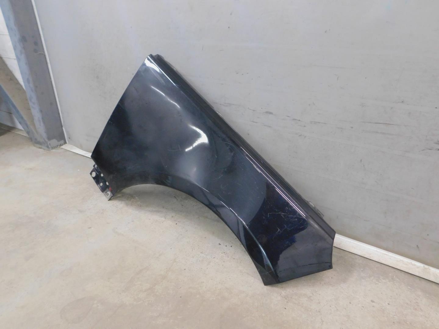 Крыло переднее правое