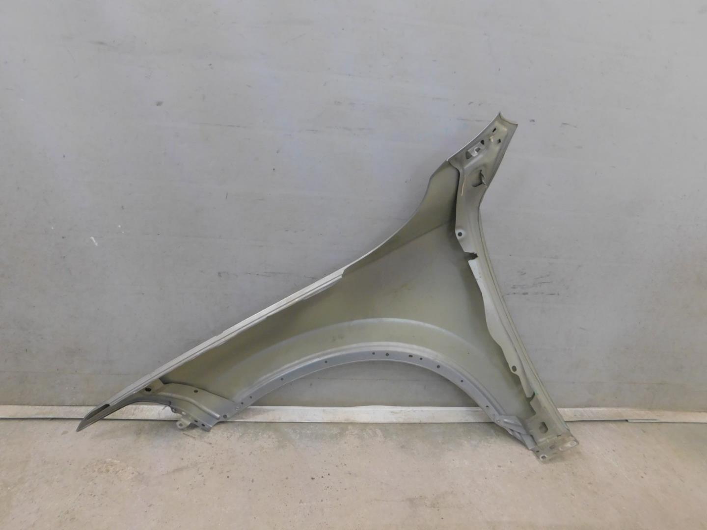 Крыло переднее правое