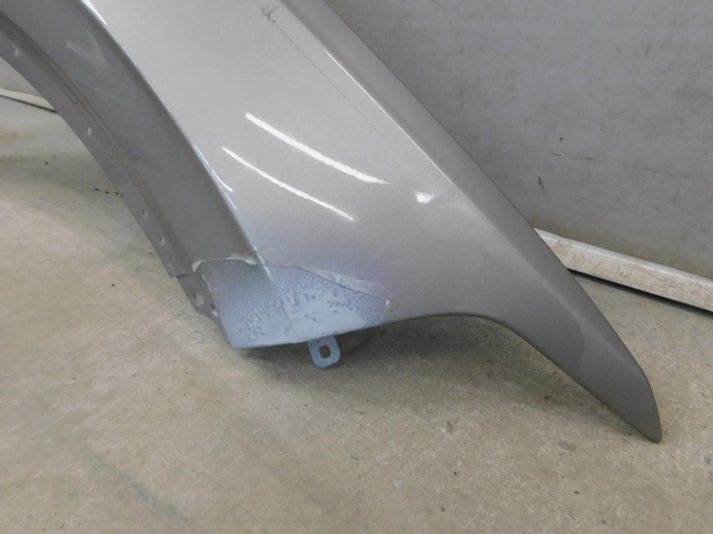 Крыло переднее правое