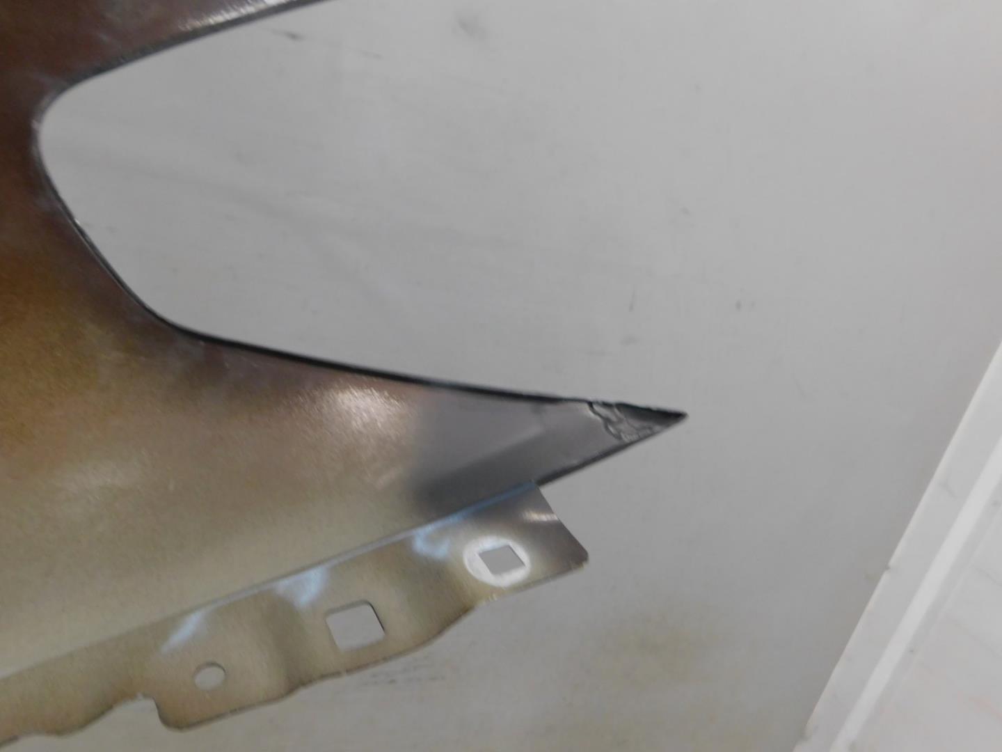 Крыло переднее правое