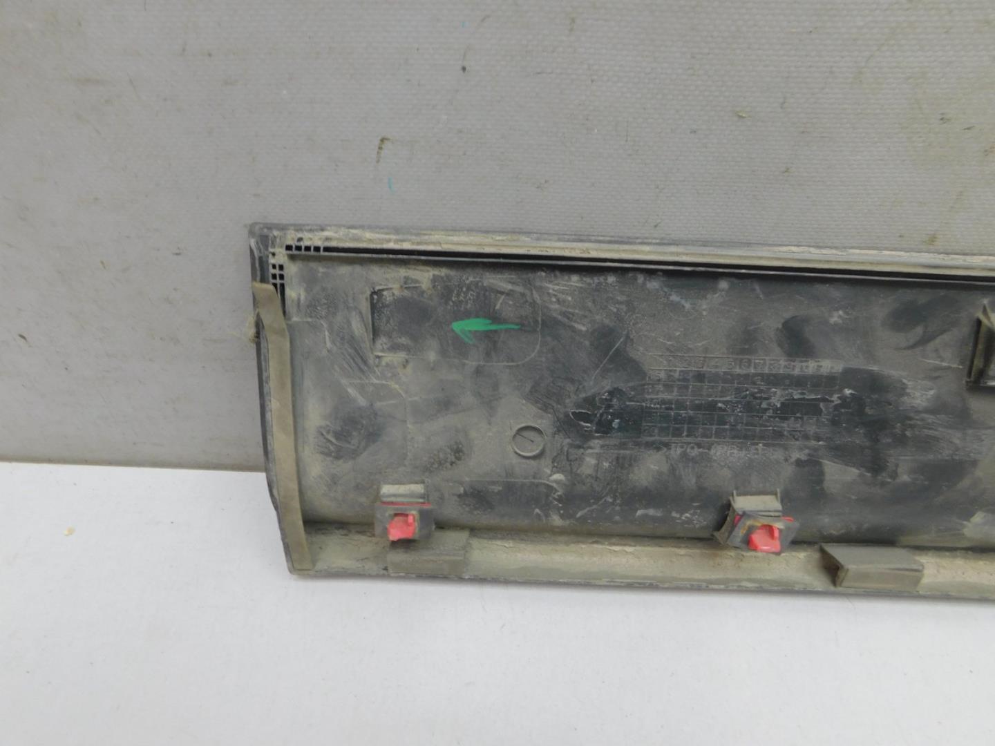 Накладка двери передней левой