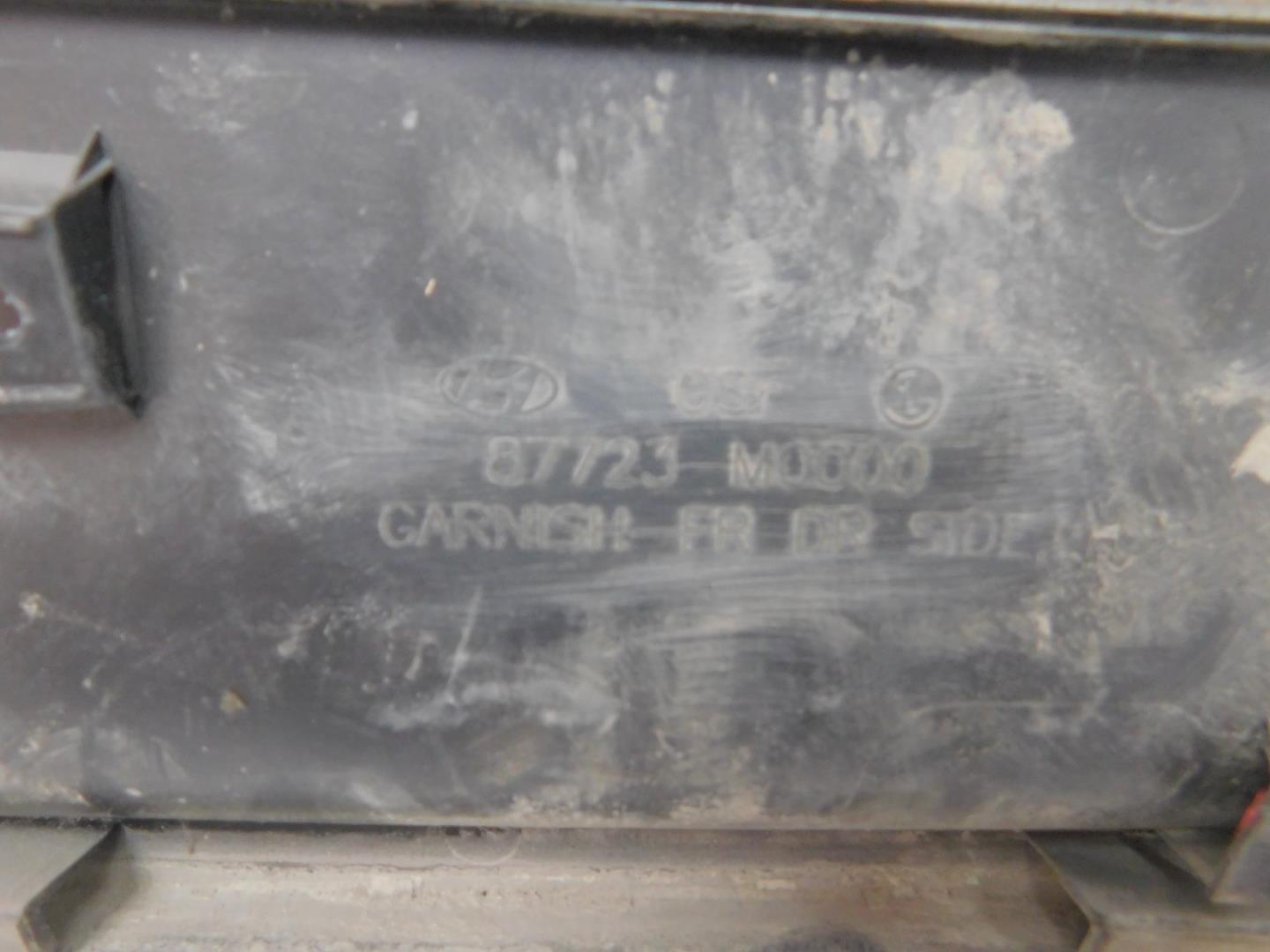 Накладка двери передней левой