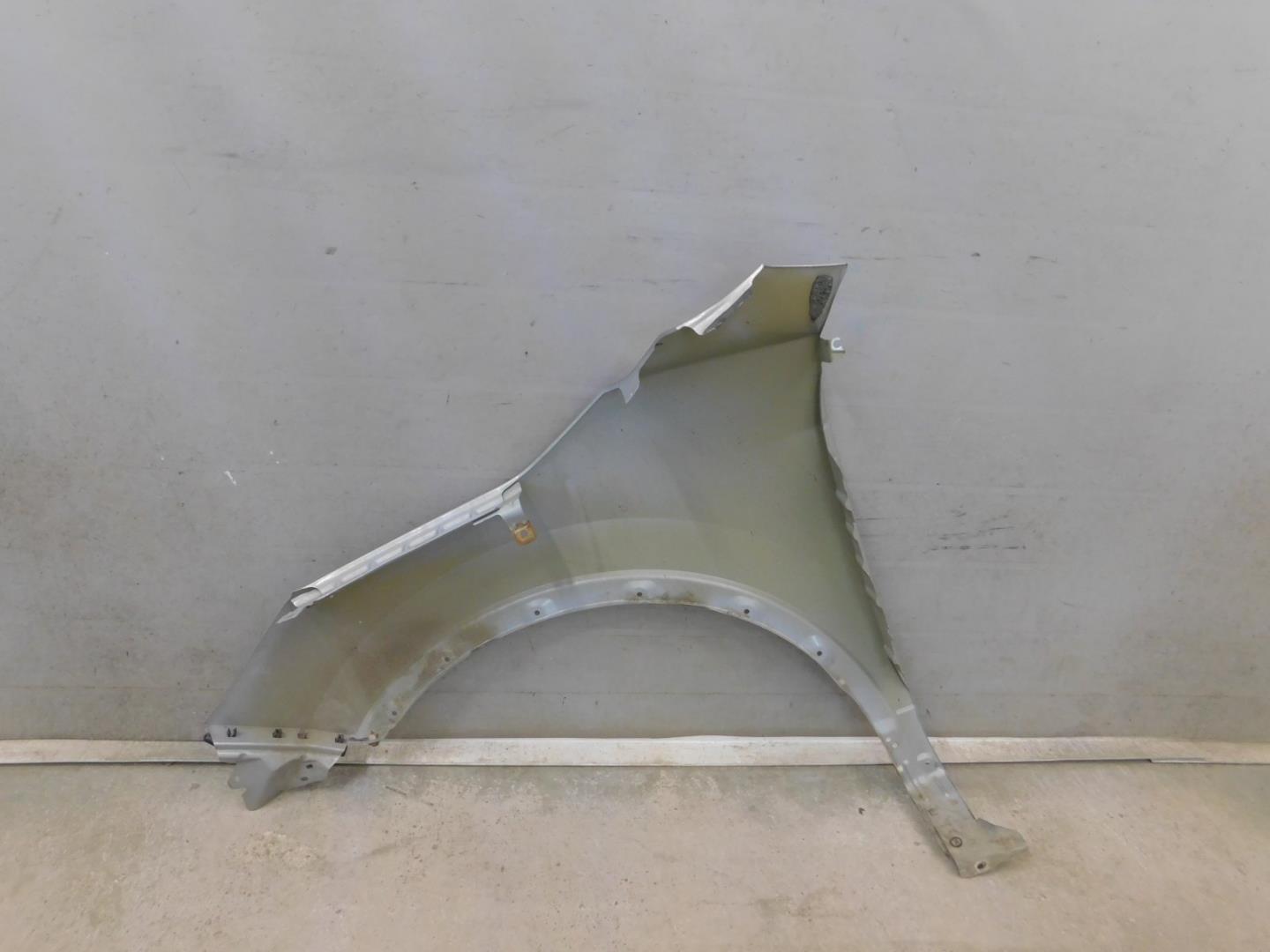 Крыло переднее правое