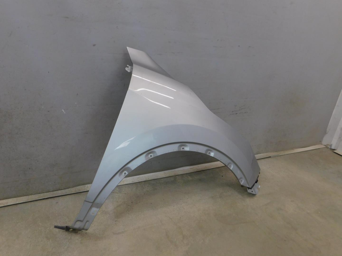 Крыло переднее правое