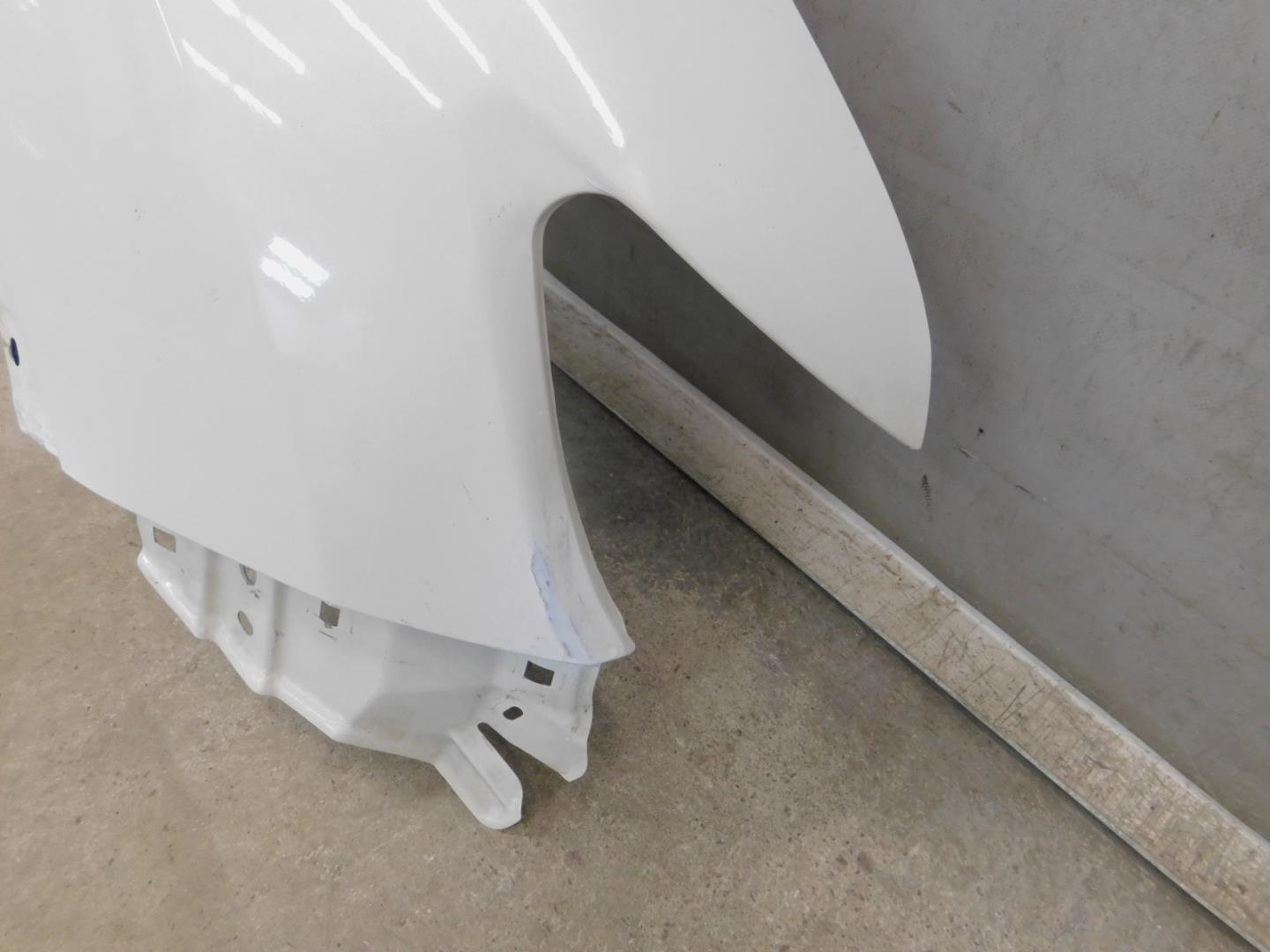 Крыло переднее правое