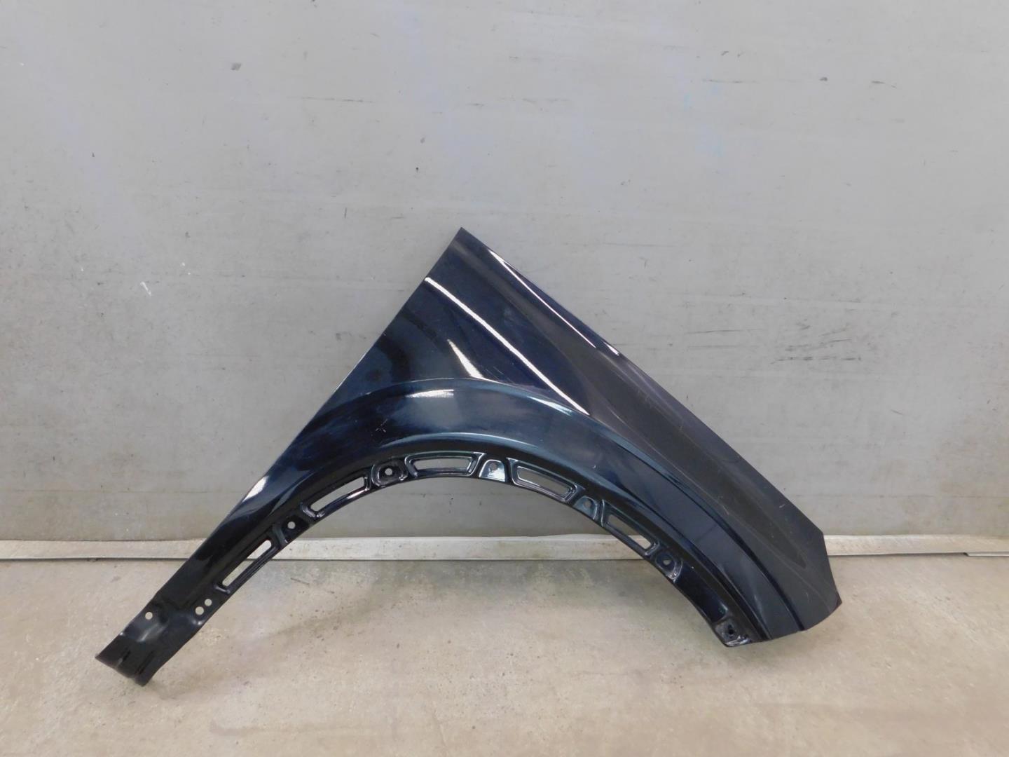 Крыло переднее правое