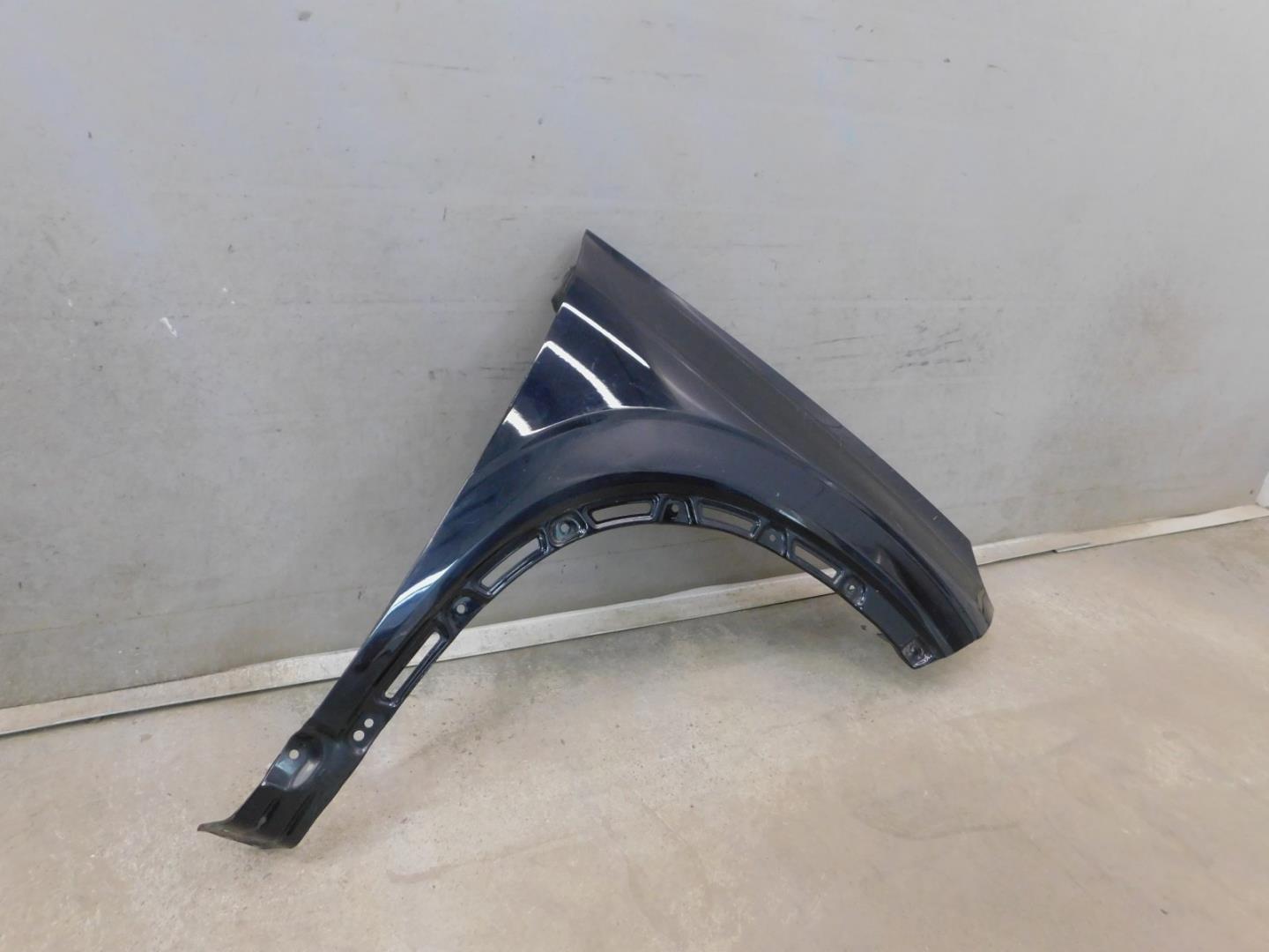 Крыло переднее правое