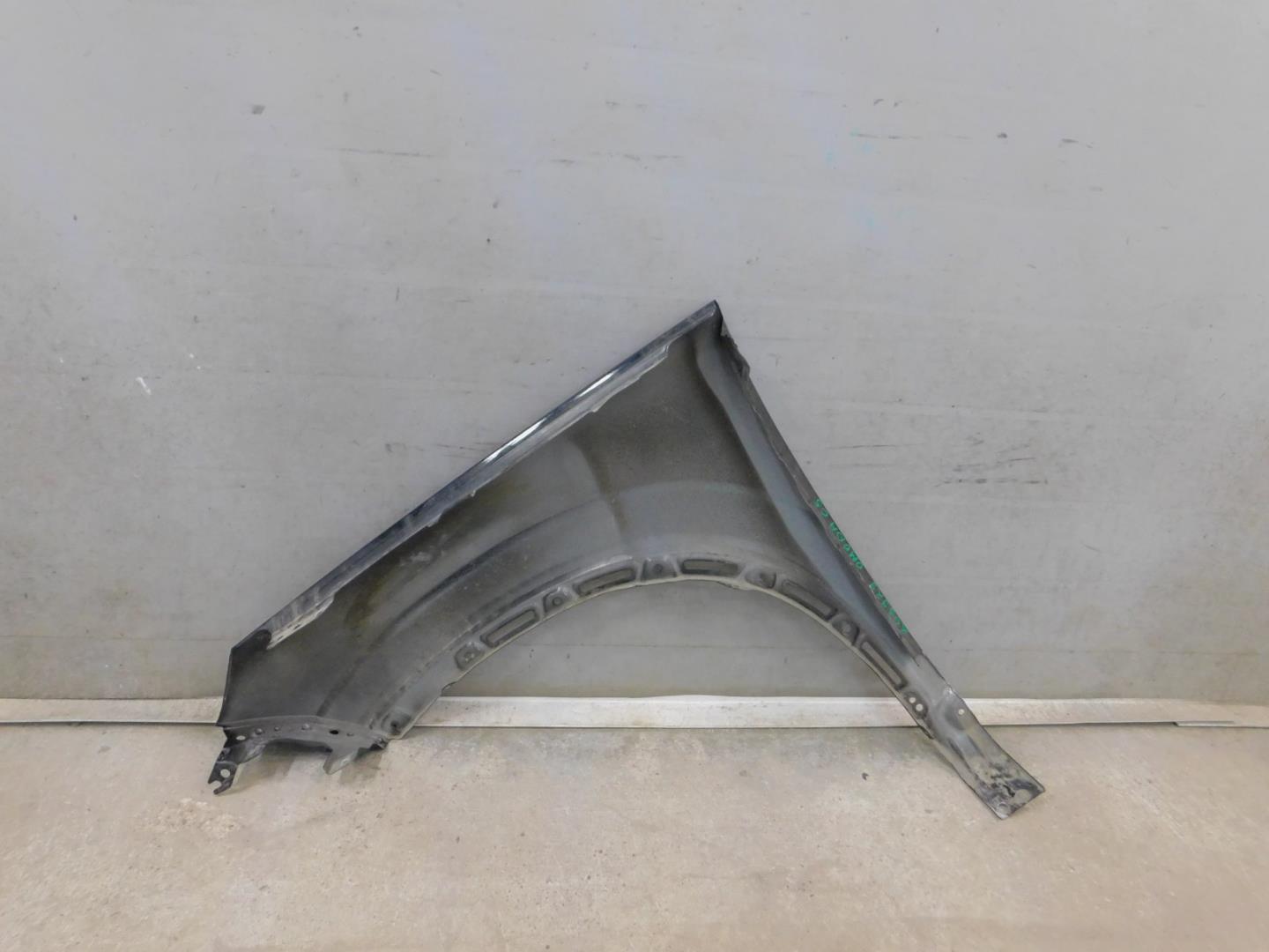 Крыло переднее правое