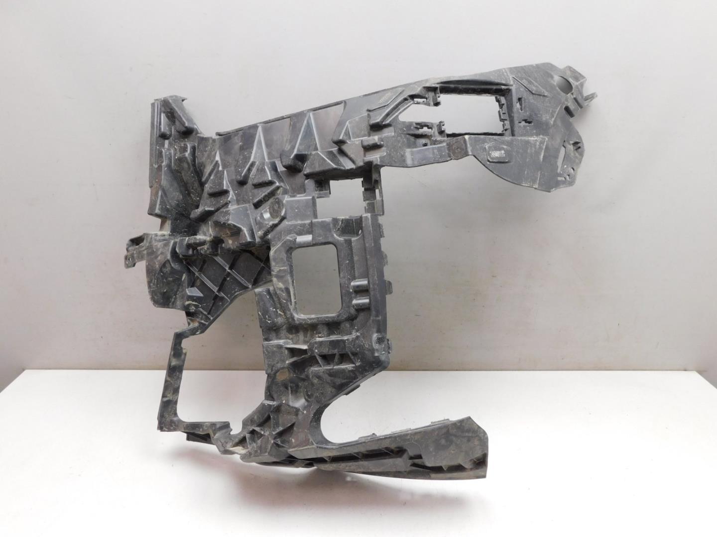 Кронштейн переднего бампера