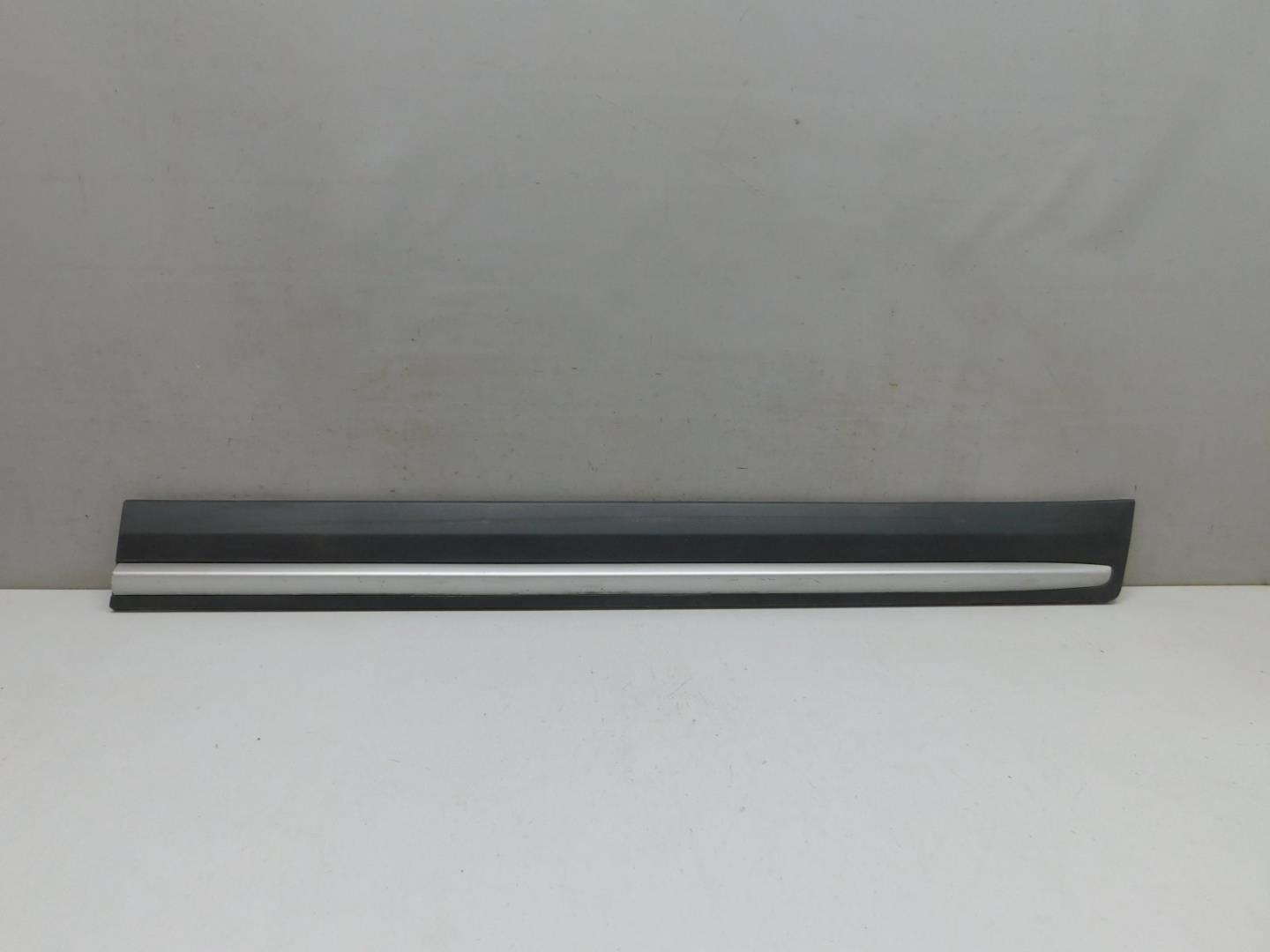 Накладка двери передней правой