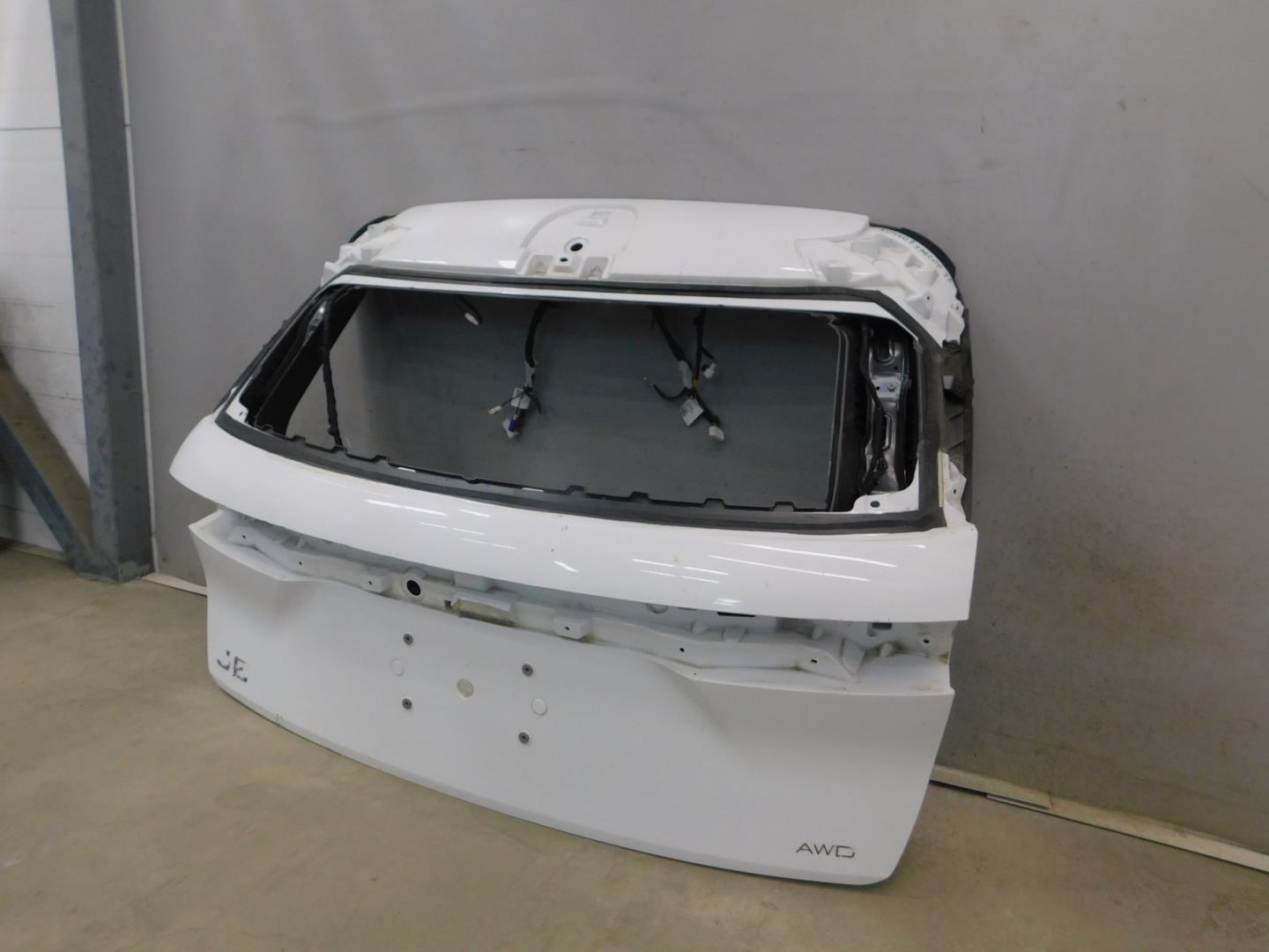 Дверь багажника