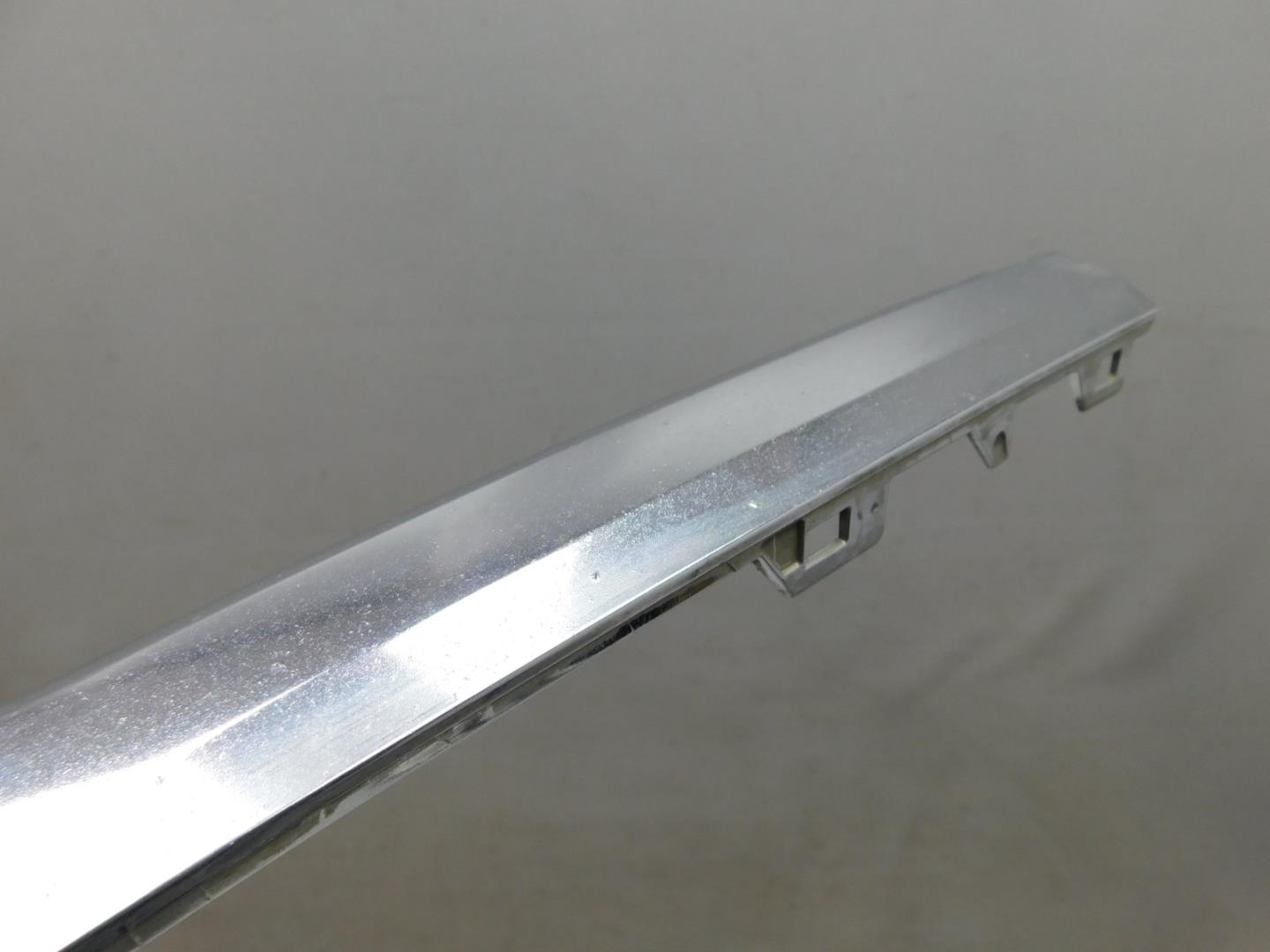 Молдинг переднего бампера