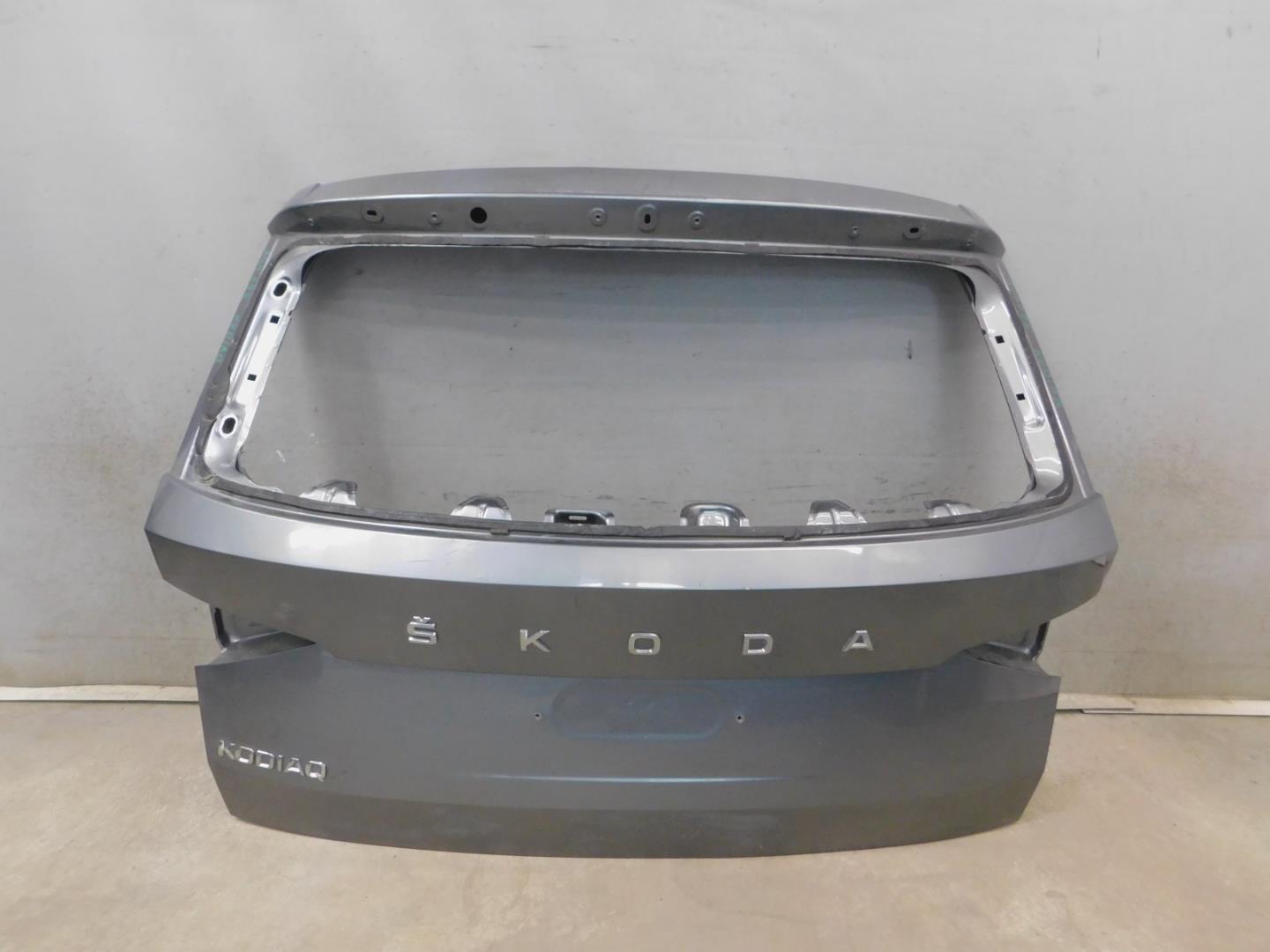 Дверь багажника